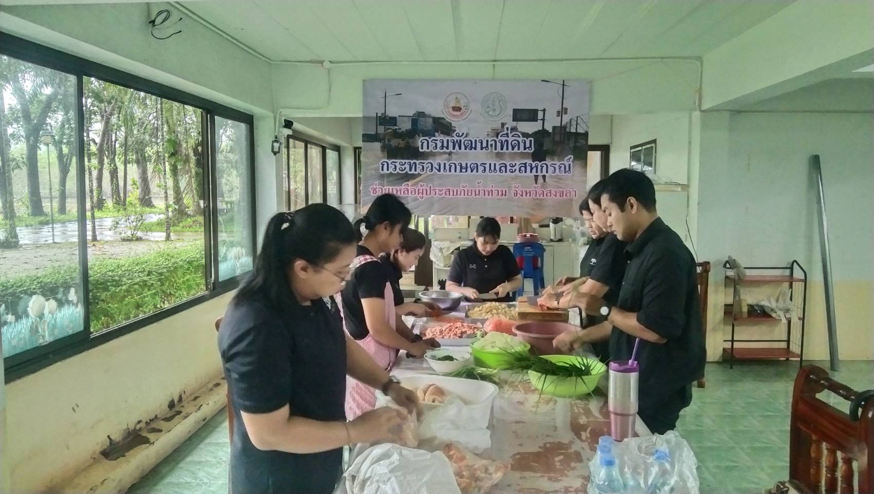 พด.ลุยช่วยน้ำท่วมใต้ เตรียมทีมฟื้นฟูดินหลังน้ำลด ตามนโยบายกระทรวงเกษตรฯ 8 7