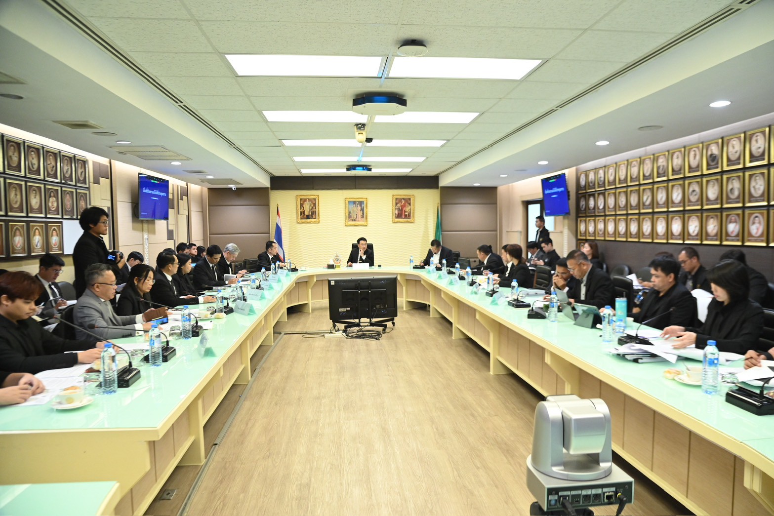 รมช.นเรศ นำทีม ก.เกษตรฯ หารือแนวทางการจัดสรรที่ดินเพื่อประกอบกิจการสนับสนุนหรือเกี่ยวเนื่องกับการปฏิรูปที่ดินเพื่อเกษตรกรรม เพื่อความครอบคลุม รอบคอบ และเกิดประโยชน์สูงสุดแก่พี่น้องประชาชน 3 LINE ALBUM 68.11.26 รมช.นเรศ ประชุม สรุปข้อเสนอ ปปช 251126 2