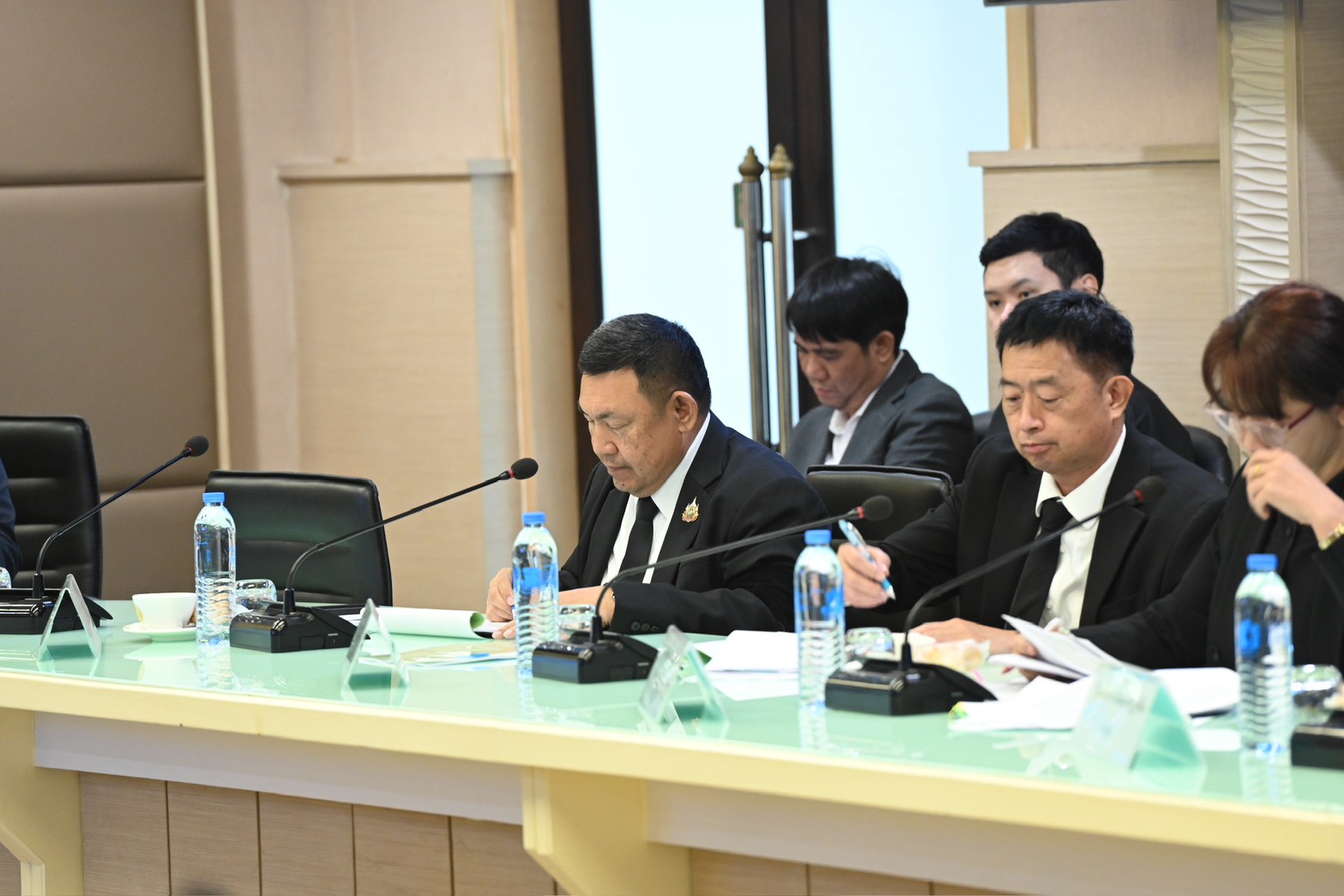 รมช.นเรศ นำทีม ก.เกษตรฯ หารือแนวทางการจัดสรรที่ดินเพื่อประกอบกิจการสนับสนุนหรือเกี่ยวเนื่องกับการปฏิรูปที่ดินเพื่อเกษตรกรรม เพื่อความครอบคลุม รอบคอบ และเกิดประโยชน์สูงสุดแก่พี่น้องประชาชน 4 LINE ALBUM 68.11.26 รมช.นเรศ ประชุม สรุปข้อเสนอ ปปช 251126 3