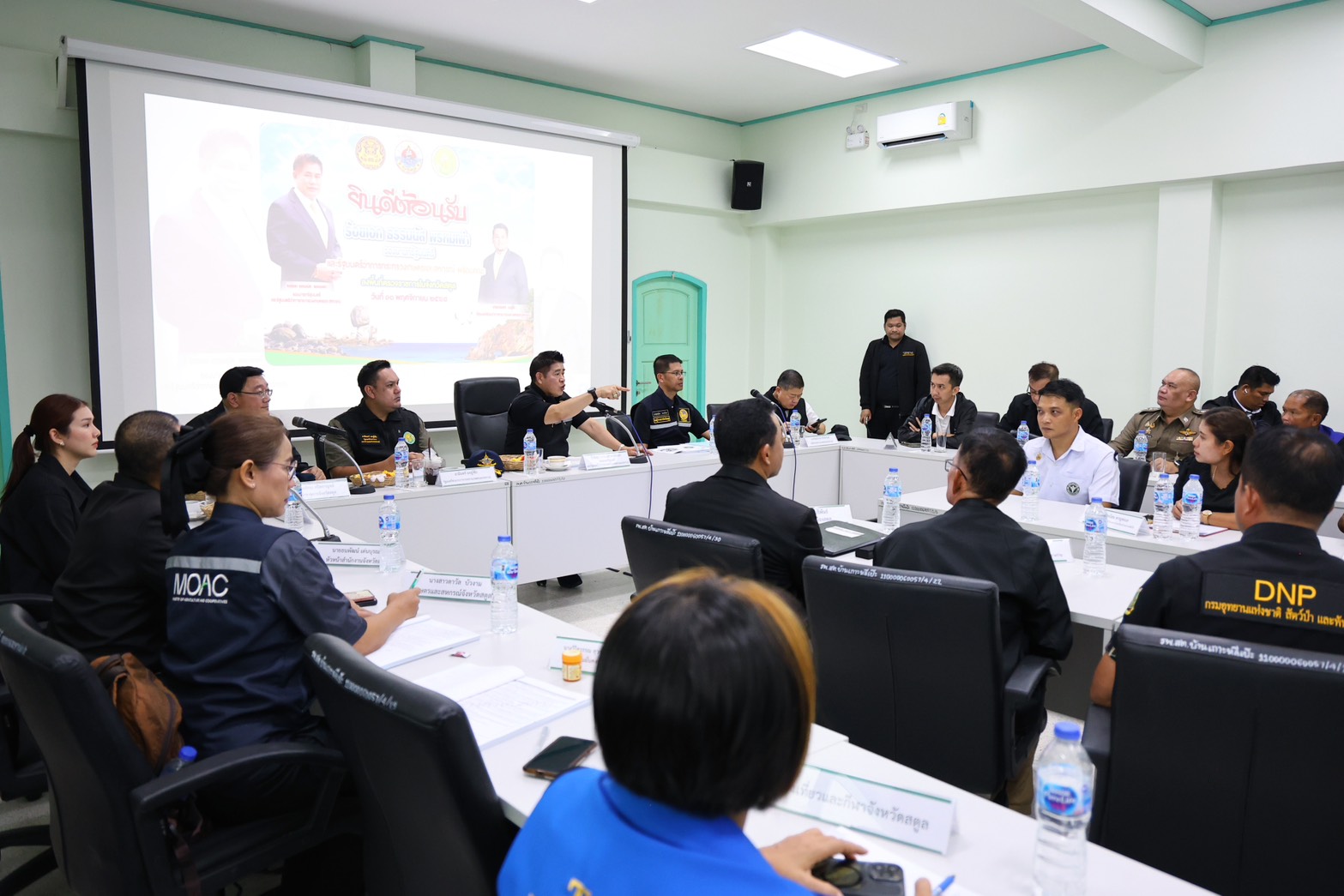 “รมว.ธรรมนัส” ลงพื้นที่เกาะหลีเป๊ะ ติดตามปัญหาและความเป็นอยู่ของชุมชนชาวเล พร้อมผลักดันแผนพัฒนาคุณภาพชีวิตอย่างเร่งด่วน 11 S 10035234