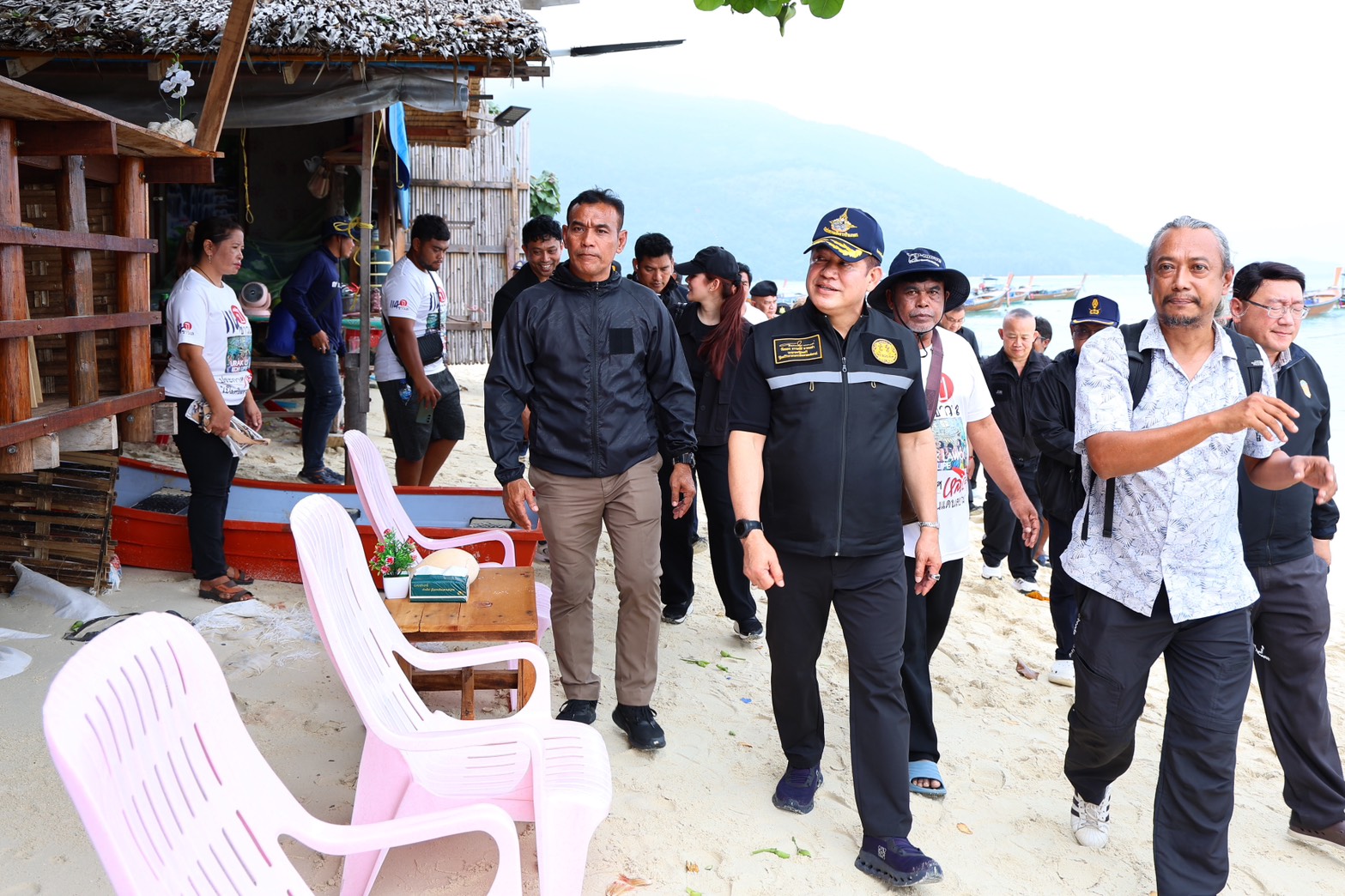 “รมว.ธรรมนัส” ลงพื้นที่เกาะหลีเป๊ะ ติดตามปัญหาและความเป็นอยู่ของชุมชนชาวเล พร้อมผลักดันแผนพัฒนาคุณภาพชีวิตอย่างเร่งด่วน 23 S 10035296