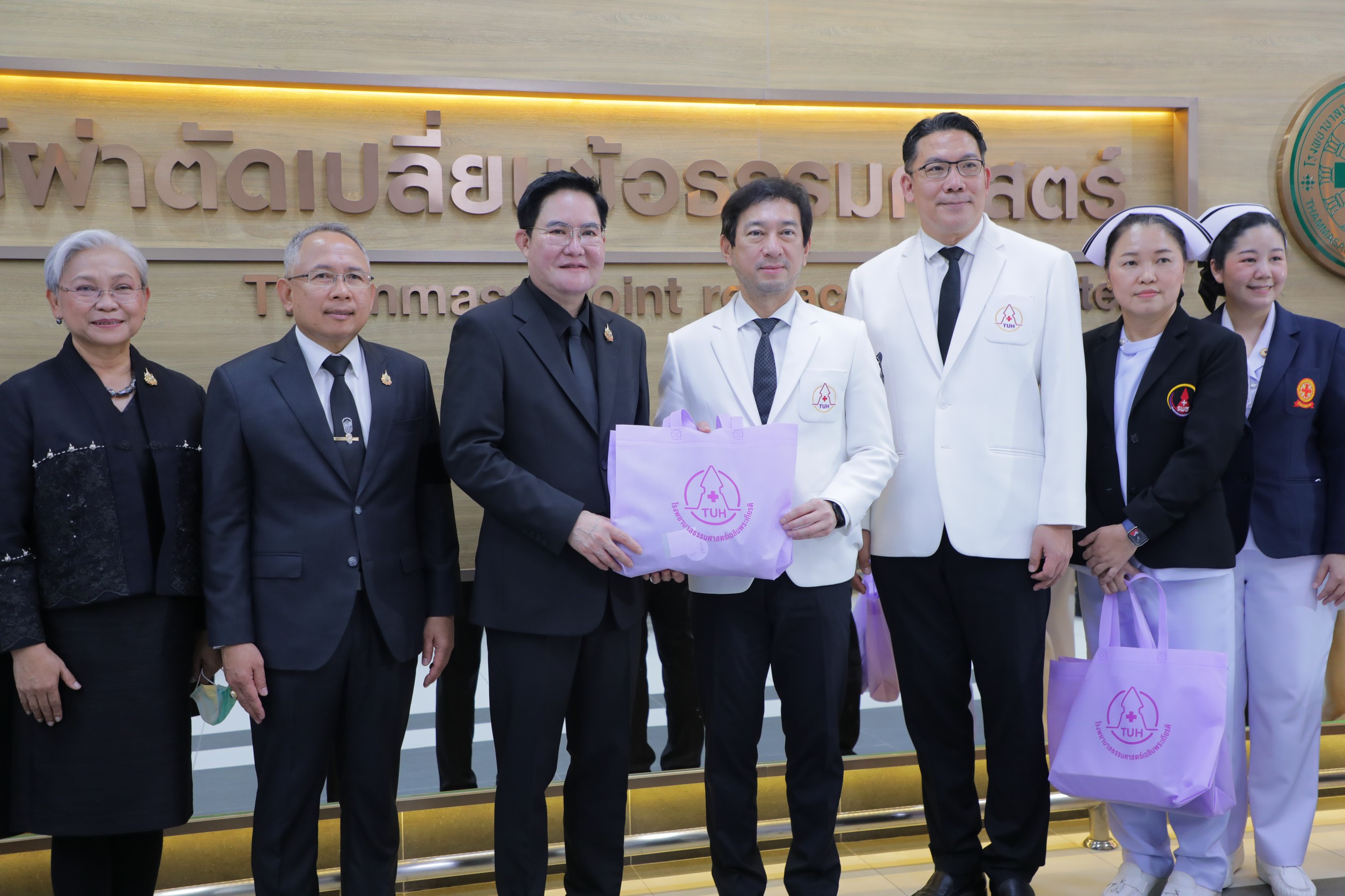 อัครา หนุน พม. จับมือ รพ.ธรรมศาสตร์ฯ-คณะแพทยศาสตร์ มธ. ขยายโอกาสเข้าถึงสิทธิสวัสดิการ สังคม-สาธารณสุข ช่วยกลุ่มเปราะบางผ่าตัดเปลี่ยนข้อเข่า 3 S 103997479