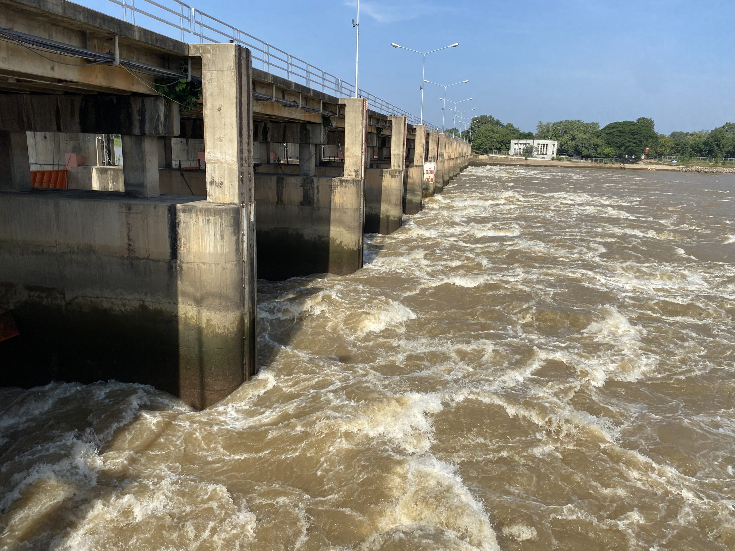 ชป.ทยอยปรับลดน้ำเจ้าพระยา ภาคใต้ฝนลดลง เร่งระบายน้ำคลี่คลายสถานการณ์ 6 S 11255966 scaled