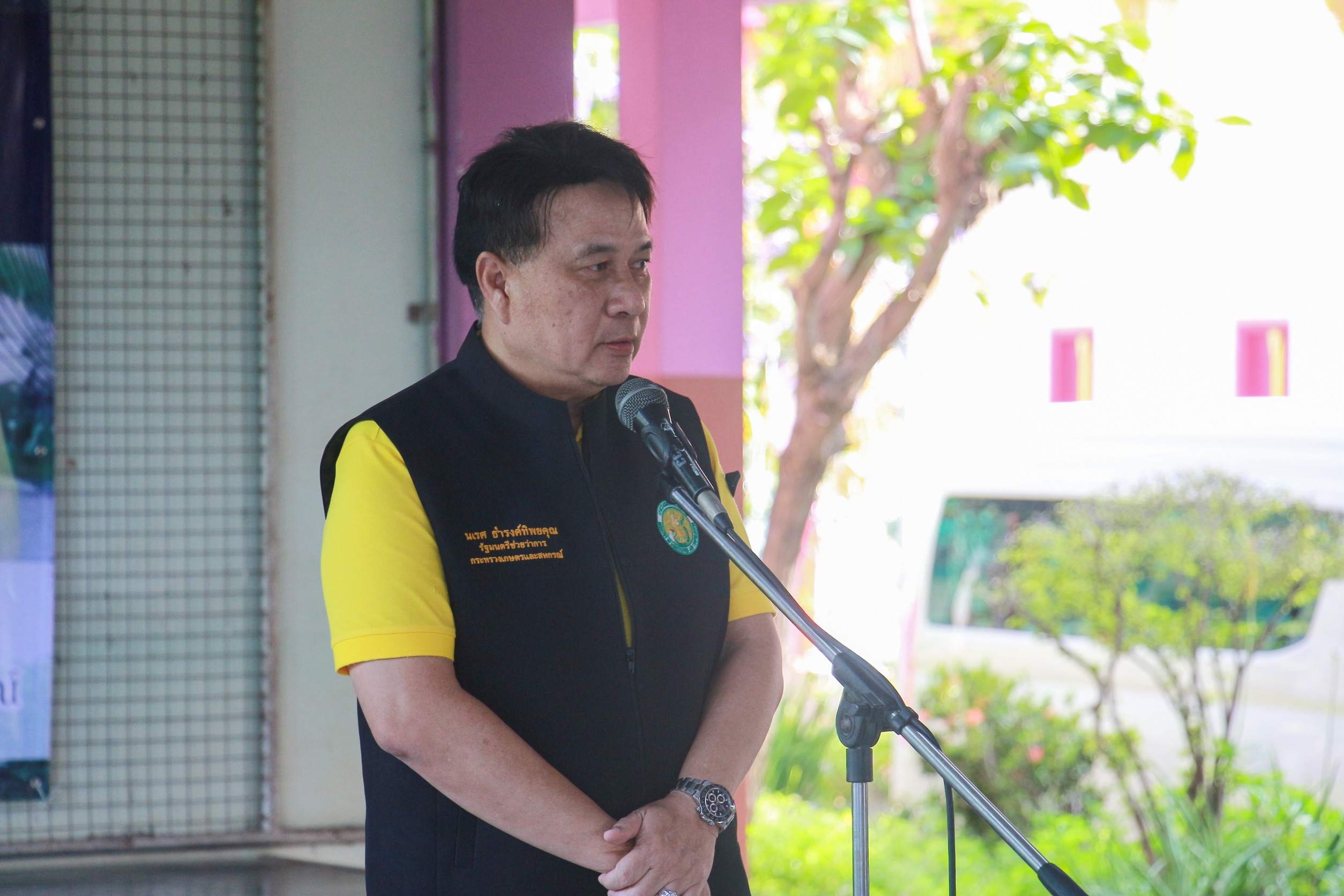 รมช.เกษตร ฯ ห่วงผู้ประสบอุทกภัยอ่างทอง ยืนยันรัฐไม่ทอดทิ้ง นายก ฯ กำชับติดตามเงินเยียวยารอบ 3 ไม่ล่าช้า 2 S 170303526