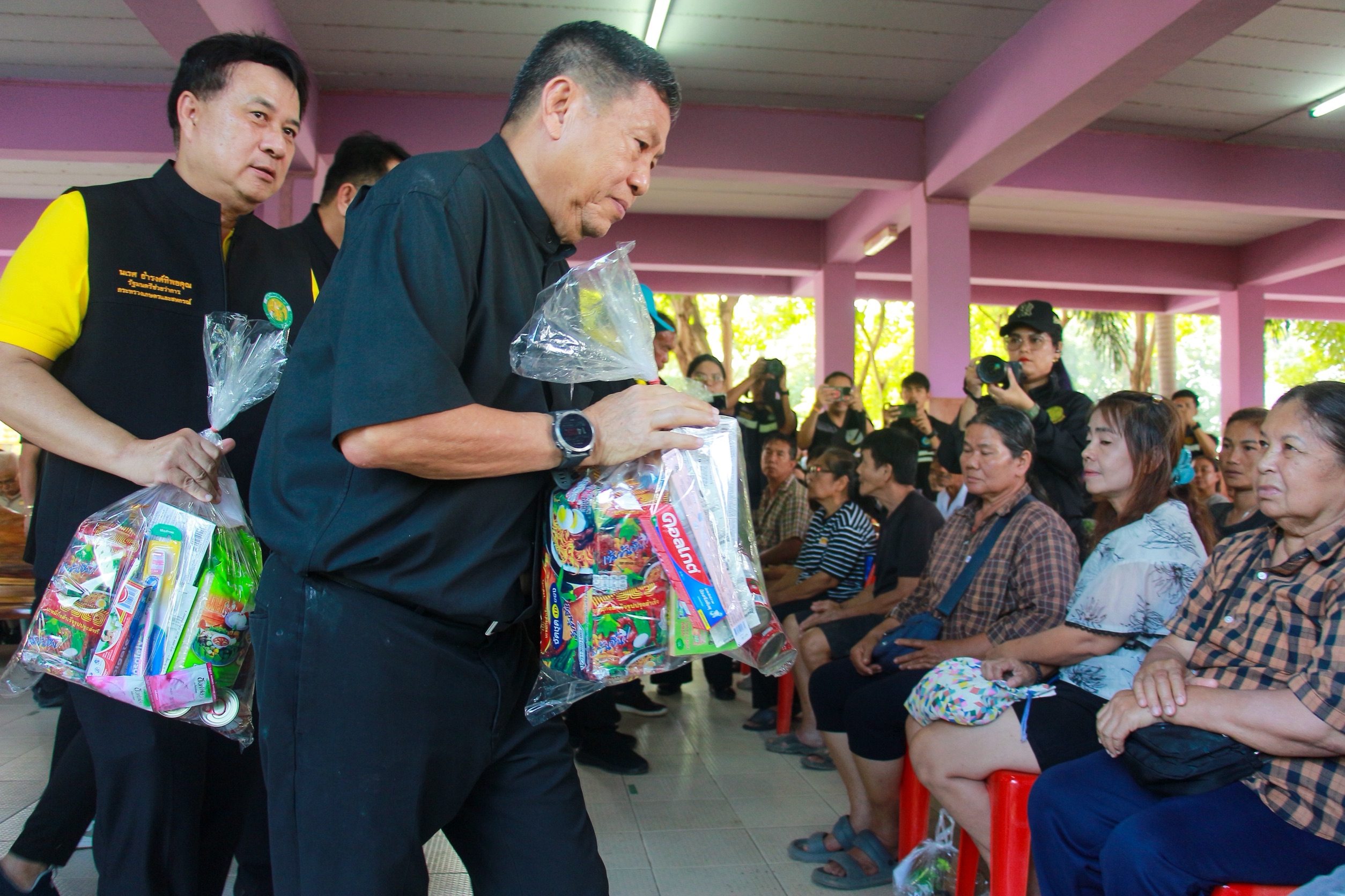 รมช.เกษตร ฯ ห่วงผู้ประสบอุทกภัยอ่างทอง ยืนยันรัฐไม่ทอดทิ้ง นายก ฯ กำชับติดตามเงินเยียวยารอบ 3 ไม่ล่าช้า 4 S 170303533