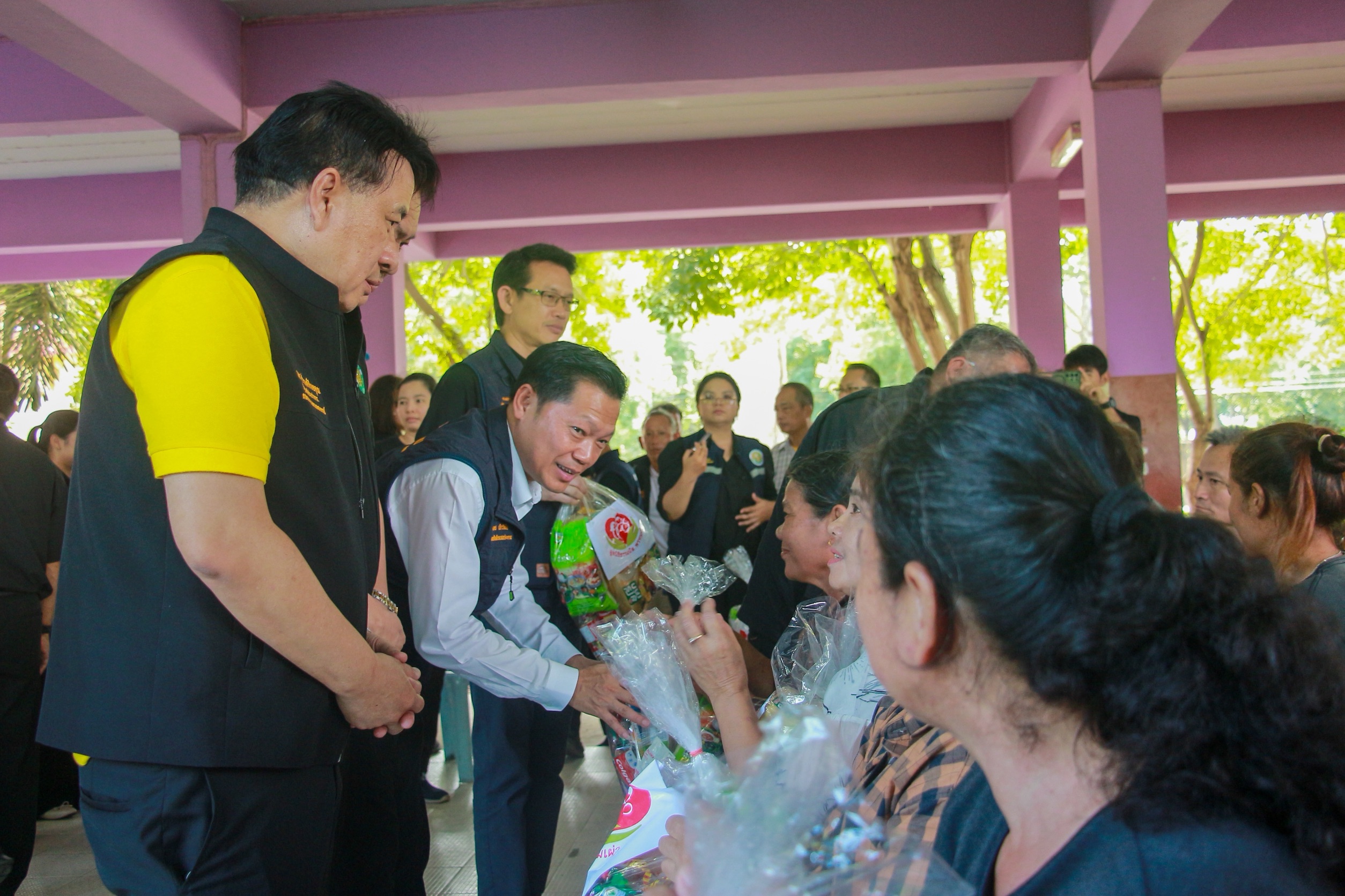 รมช.เกษตร ฯ ห่วงผู้ประสบอุทกภัยอ่างทอง ยืนยันรัฐไม่ทอดทิ้ง นายก ฯ กำชับติดตามเงินเยียวยารอบ 3 ไม่ล่าช้า 5 S 170303537