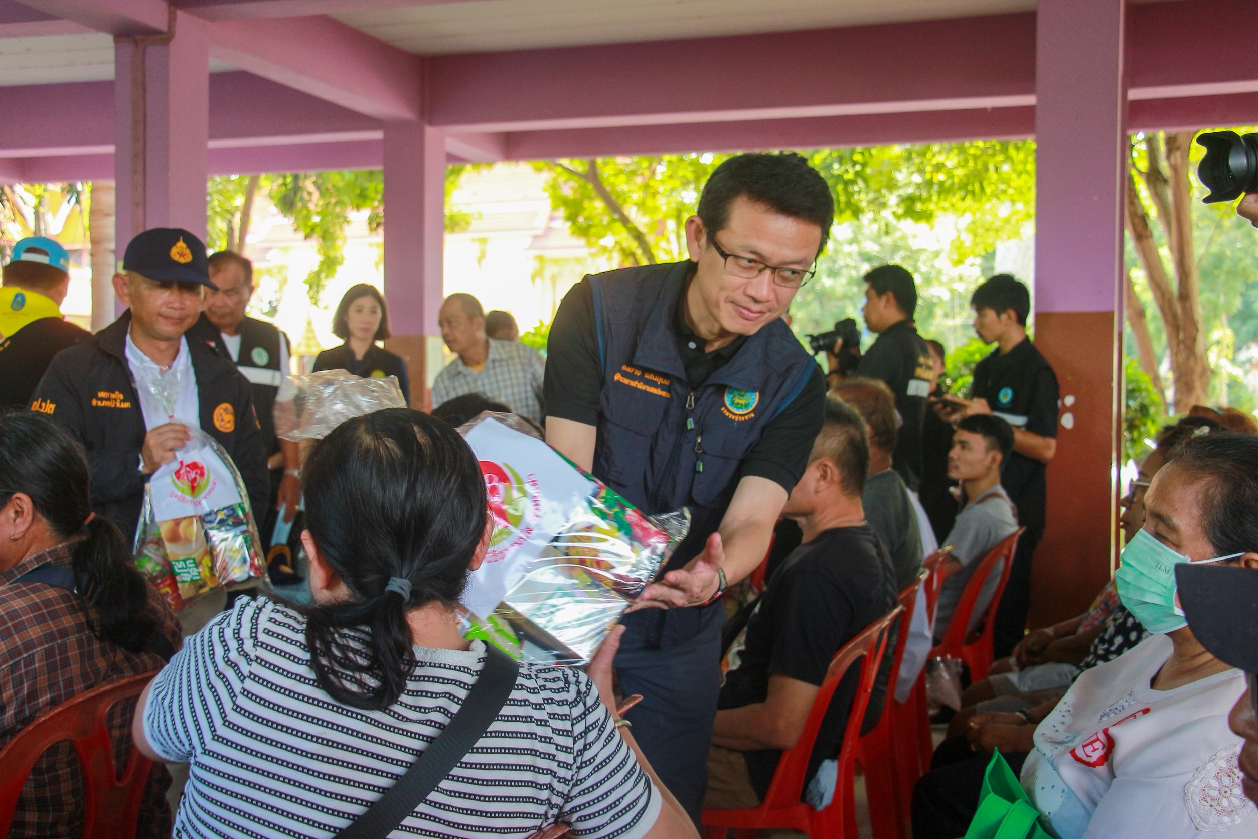 รมช.เกษตร ฯ ห่วงผู้ประสบอุทกภัยอ่างทอง ยืนยันรัฐไม่ทอดทิ้ง นายก ฯ กำชับติดตามเงินเยียวยารอบ 3 ไม่ล่าช้า 6 S 170303540