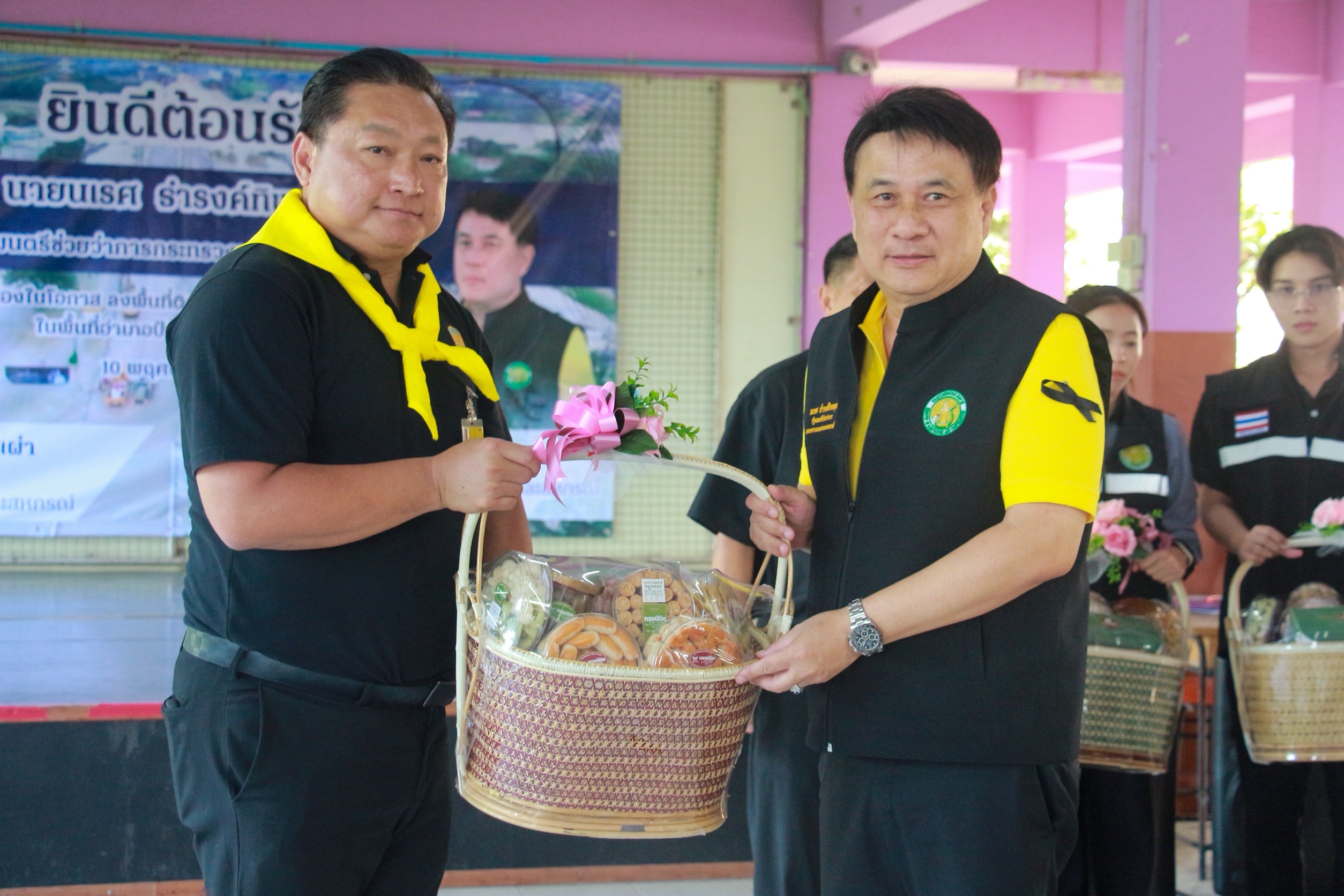 รมช.เกษตร ฯ ห่วงผู้ประสบอุทกภัยอ่างทอง ยืนยันรัฐไม่ทอดทิ้ง นายก ฯ กำชับติดตามเงินเยียวยารอบ 3 ไม่ล่าช้า 7 S 170303543