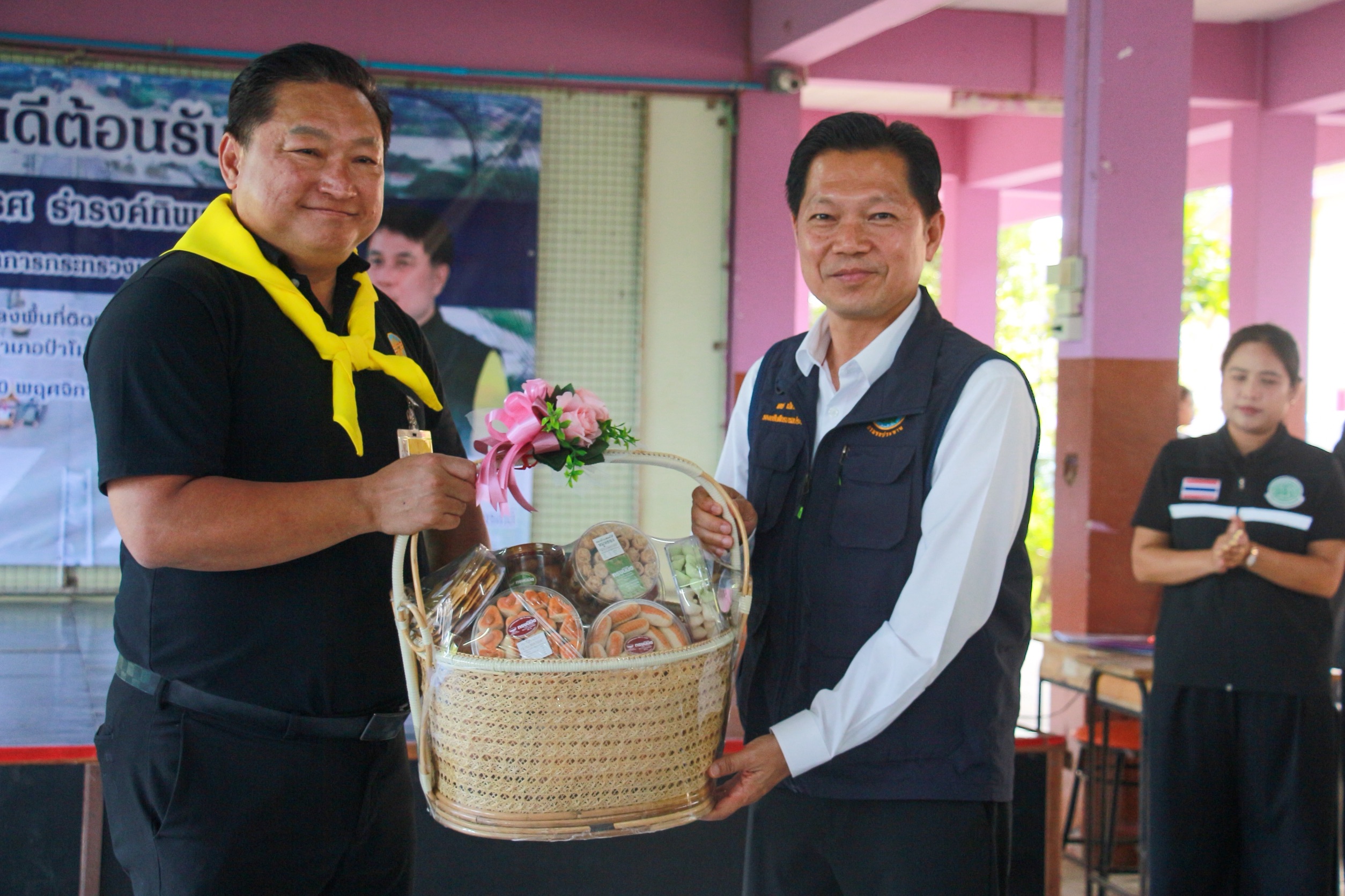 รมช.เกษตร ฯ ห่วงผู้ประสบอุทกภัยอ่างทอง ยืนยันรัฐไม่ทอดทิ้ง นายก ฯ กำชับติดตามเงินเยียวยารอบ 3 ไม่ล่าช้า 8 S 170303549