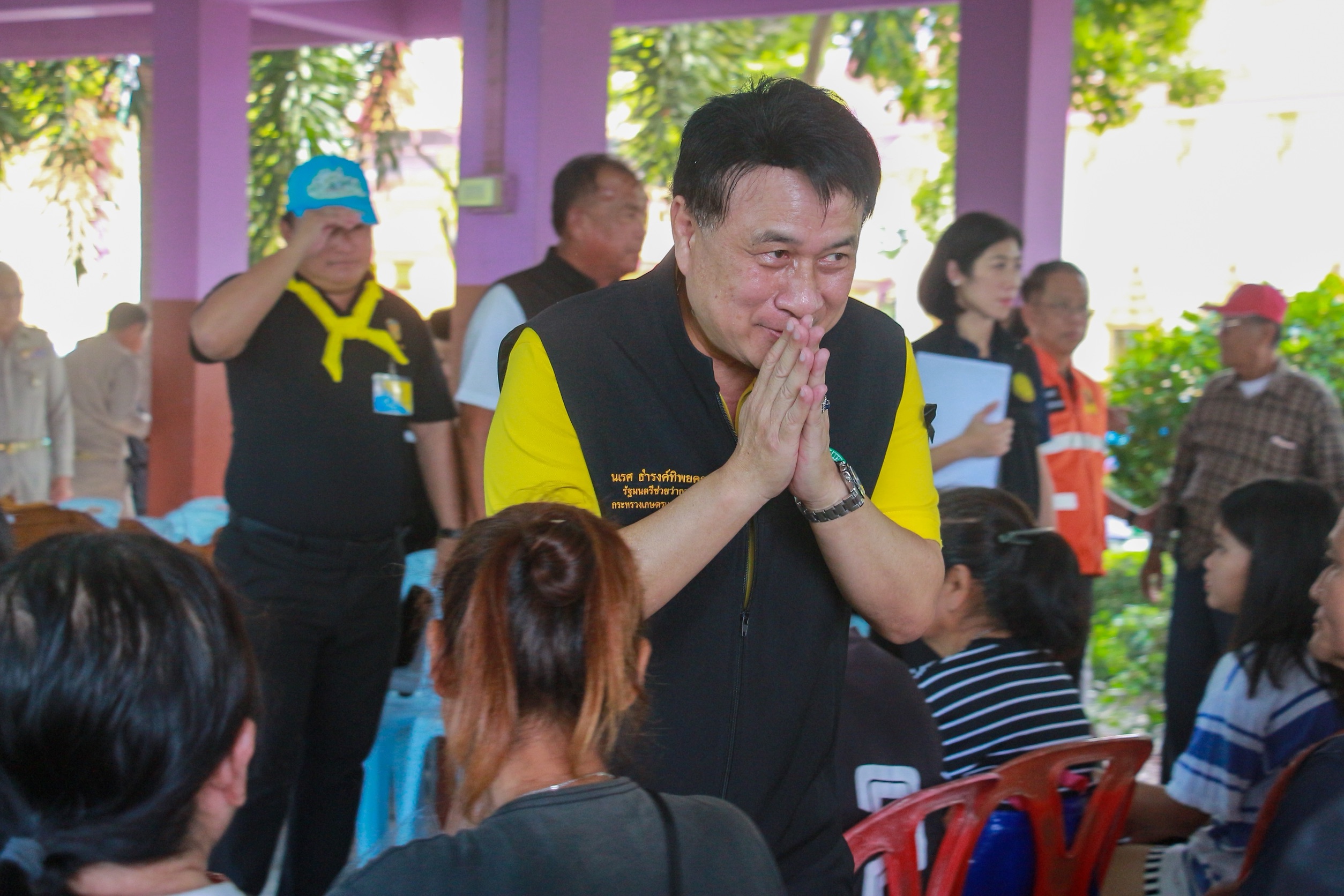 รมช.เกษตร ฯ ห่วงผู้ประสบอุทกภัยอ่างทอง ยืนยันรัฐไม่ทอดทิ้ง นายก ฯ กำชับติดตามเงินเยียวยารอบ 3 ไม่ล่าช้า 9 S 170303550