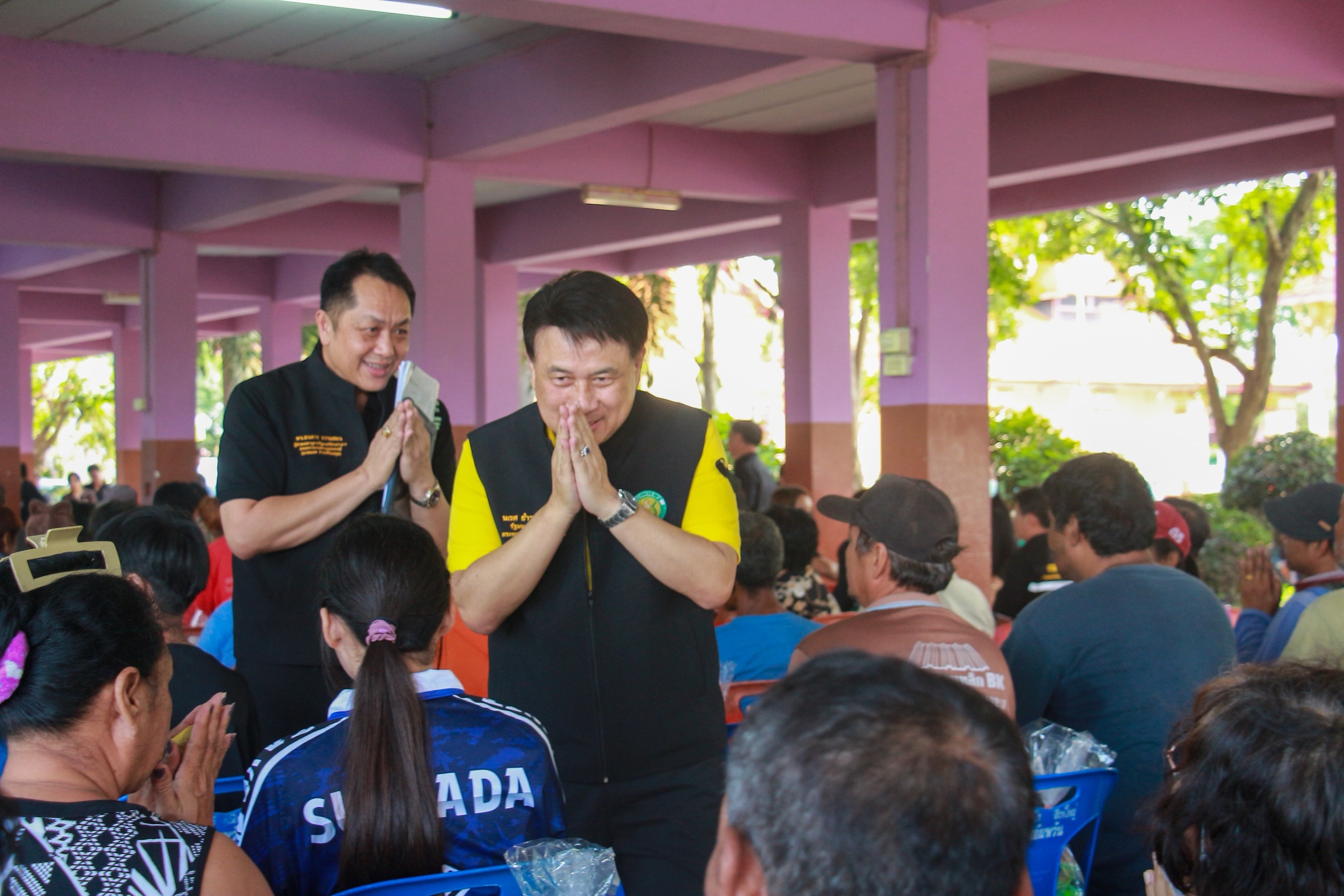 รมช.เกษตร ฯ ห่วงผู้ประสบอุทกภัยอ่างทอง ยืนยันรัฐไม่ทอดทิ้ง นายก ฯ กำชับติดตามเงินเยียวยารอบ 3 ไม่ล่าช้า 12 S 170303557