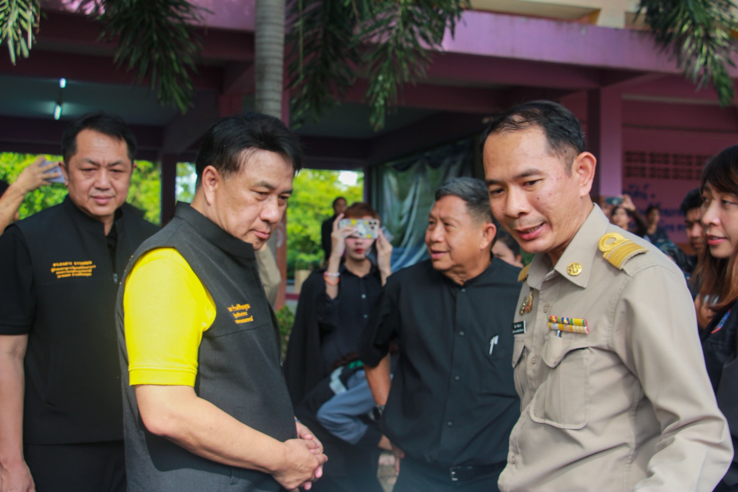 รมช.เกษตร ฯ ห่วงผู้ประสบอุทกภัยอ่างทอง ยืนยันรัฐไม่ทอดทิ้ง นายก ฯ กำชับติดตามเงินเยียวยารอบ 3 ไม่ล่าช้า 13 S 170303559