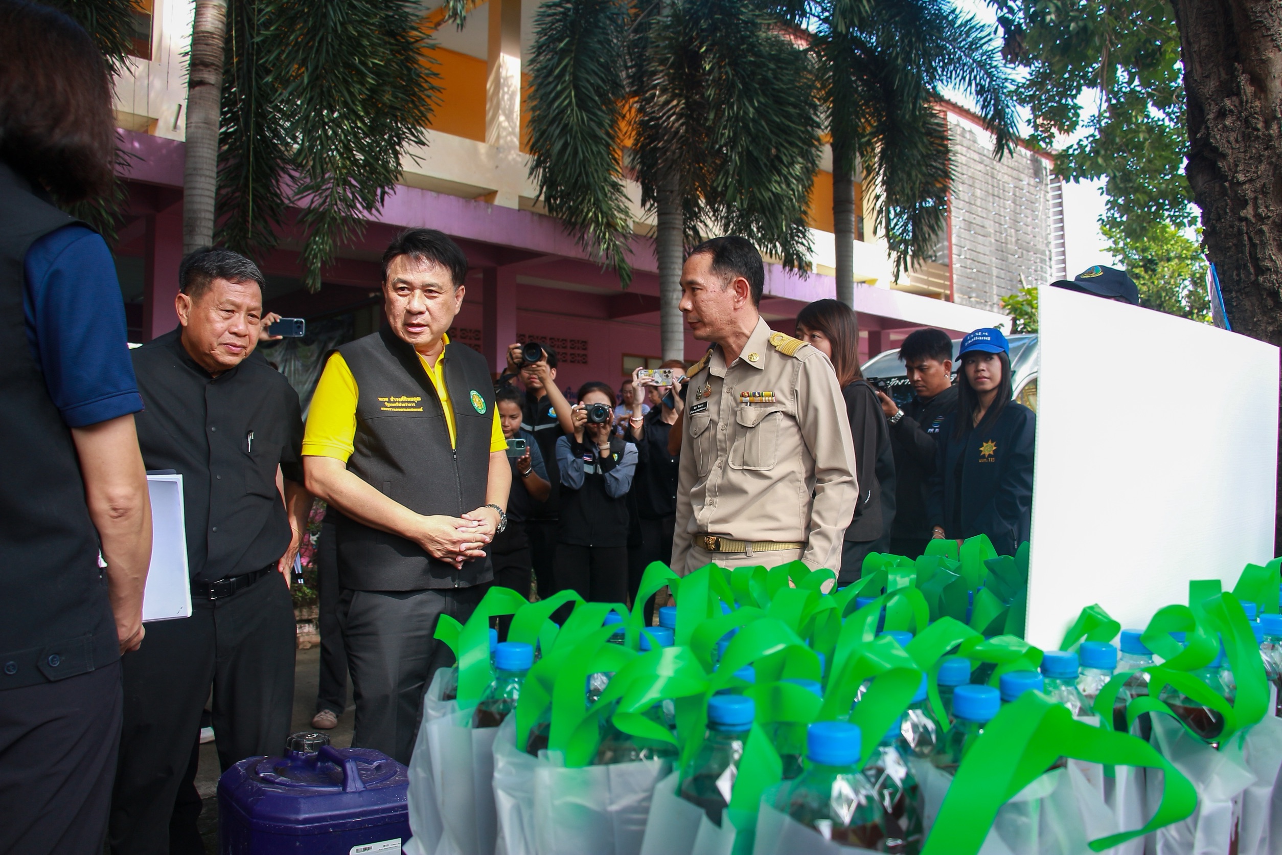 รมช.เกษตร ฯ ห่วงผู้ประสบอุทกภัยอ่างทอง ยืนยันรัฐไม่ทอดทิ้ง นายก ฯ กำชับติดตามเงินเยียวยารอบ 3 ไม่ล่าช้า 14 S 170303561