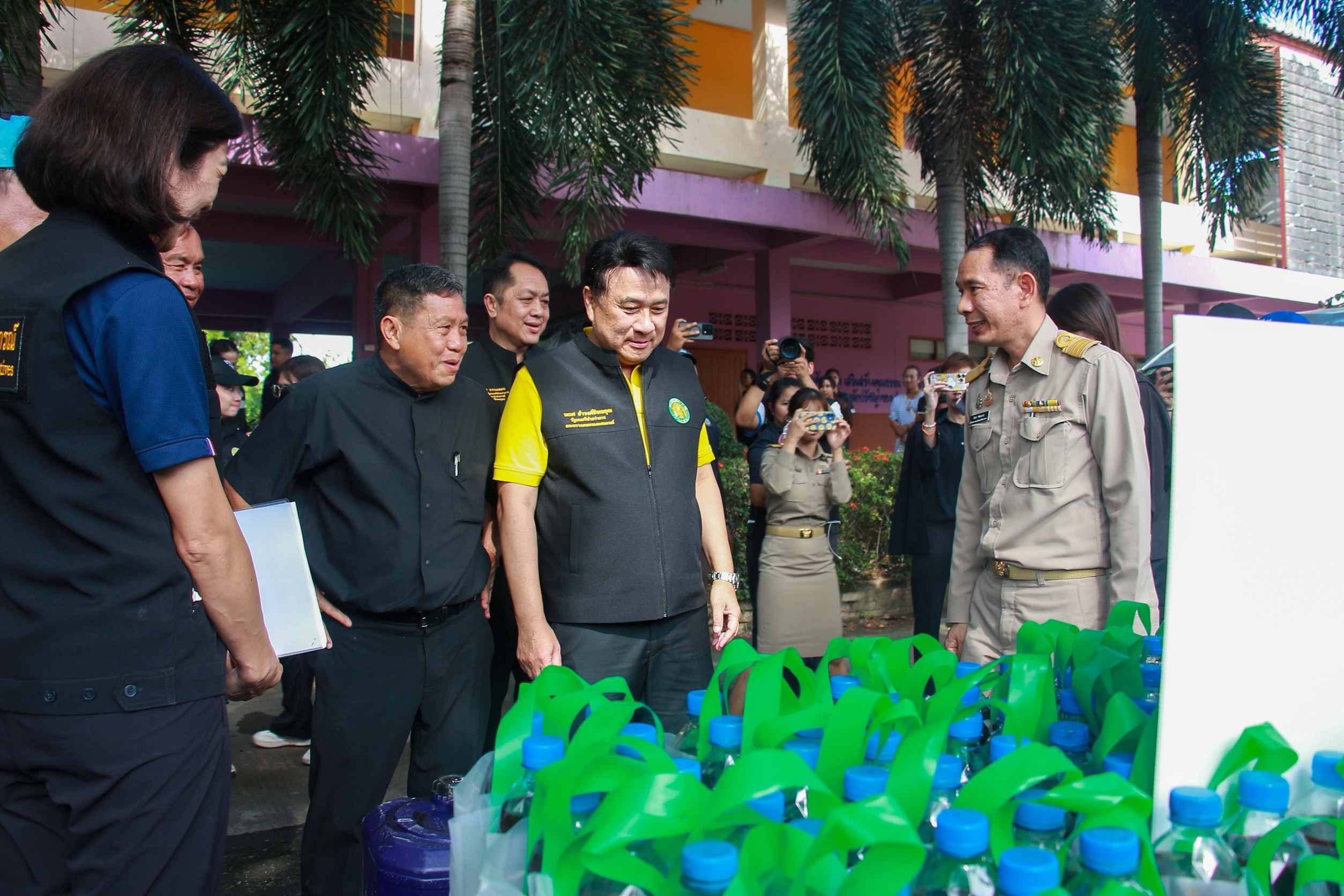 รมช.เกษตร ฯ ห่วงผู้ประสบอุทกภัยอ่างทอง ยืนยันรัฐไม่ทอดทิ้ง นายก ฯ กำชับติดตามเงินเยียวยารอบ 3 ไม่ล่าช้า 15 S 170303563