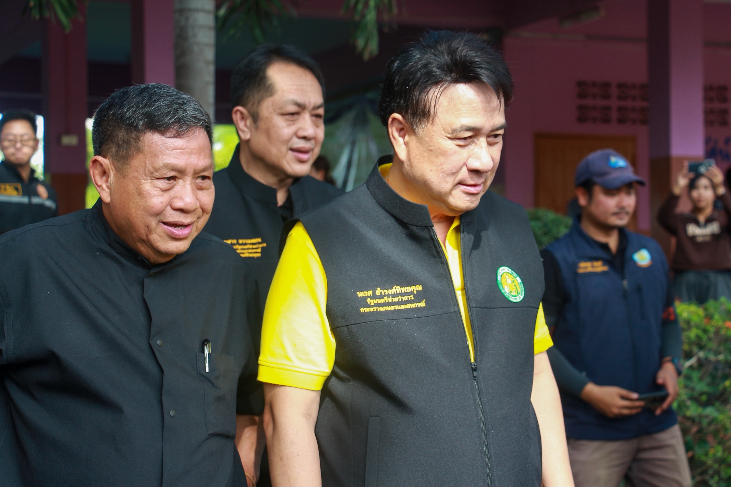 รมช.เกษตร ฯ ห่วงผู้ประสบอุทกภัยอ่างทอง ยืนยันรัฐไม่ทอดทิ้ง นายก ฯ กำชับติดตามเงินเยียวยารอบ 3 ไม่ล่าช้า 16 S 170303565