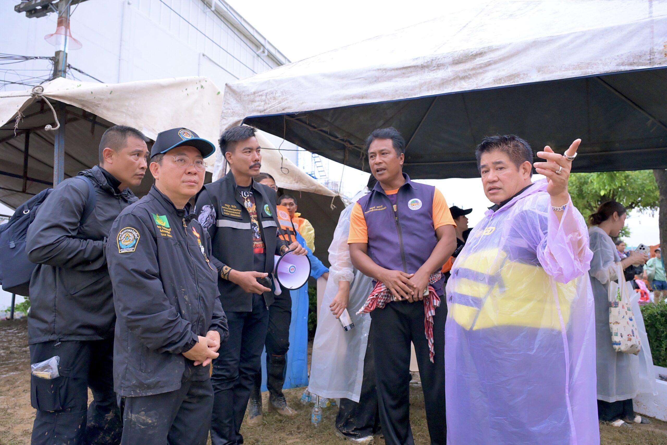 กรมปศุสัตว์ ลงพื้นที่ลุยน้ำท่วม ขนเสบียงยังชีพ และอาหารสุนัข แมว ส่งถึงผู้ประสบอุทกภัยจังหวัดสงขลา 3 S 18391226 scaled