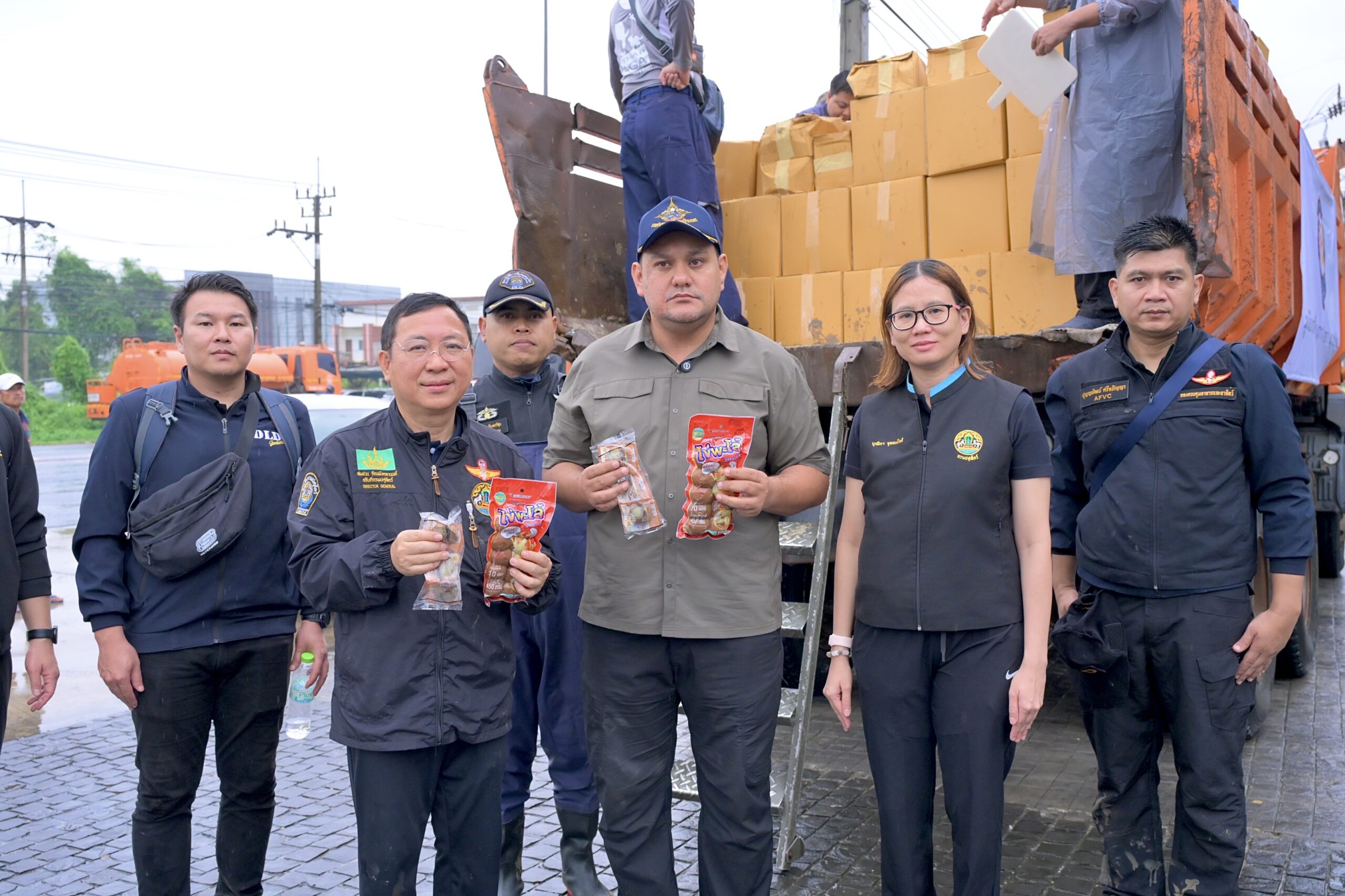 กรมปศุสัตว์ ลงพื้นที่ลุยน้ำท่วม ขนเสบียงยังชีพ และอาหารสุนัข แมว ส่งถึงผู้ประสบอุทกภัยจังหวัดสงขลา 4 S 18391228 scaled