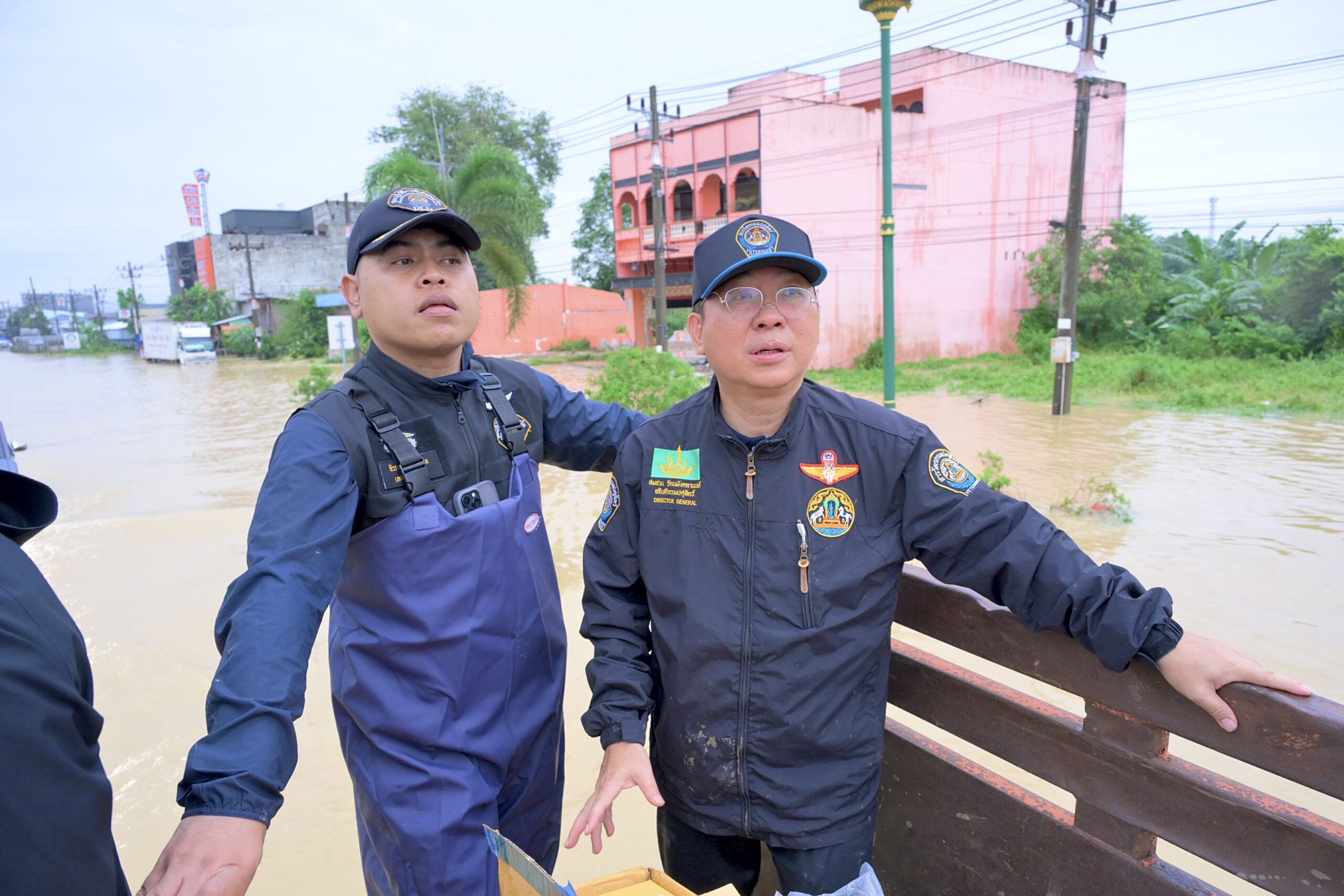 กรมปศุสัตว์ ลงพื้นที่ลุยน้ำท่วม ขนเสบียงยังชีพ และอาหารสุนัข แมว ส่งถึงผู้ประสบอุทกภัยจังหวัดสงขลา 5 S 18391229 scaled