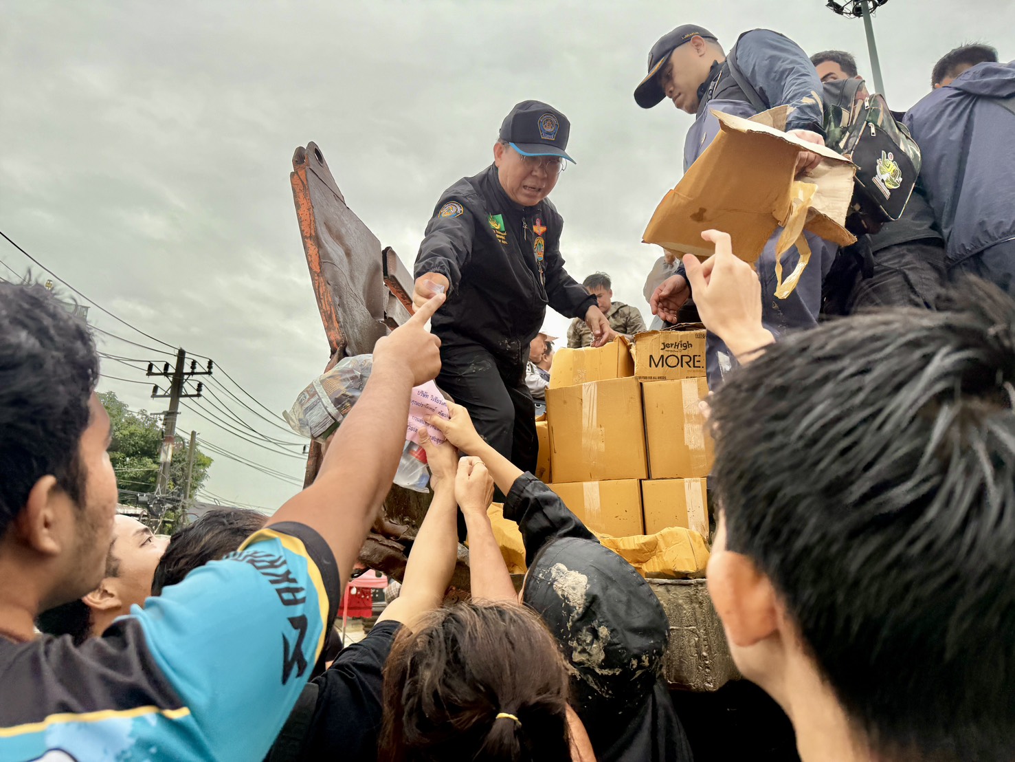 กรมปศุสัตว์ ลงพื้นที่ลุยน้ำท่วม ขนเสบียงยังชีพ และอาหารสุนัข แมว ส่งถึงผู้ประสบอุทกภัยจังหวัดสงขลา 6 S 18391231