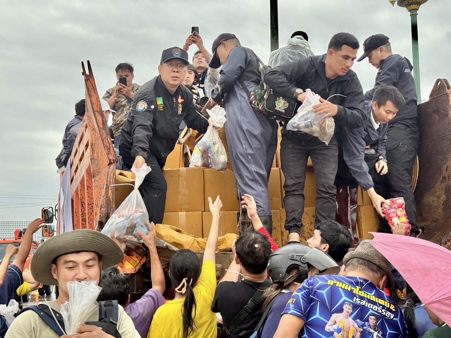 กรมปศุสัตว์ ลงพื้นที่ลุยน้ำท่วม ขนเสบียงยังชีพ และอาหารสุนัข แมว ส่งถึงผู้ประสบอุทกภัยจังหวัดสงขลา 7 S 18391232