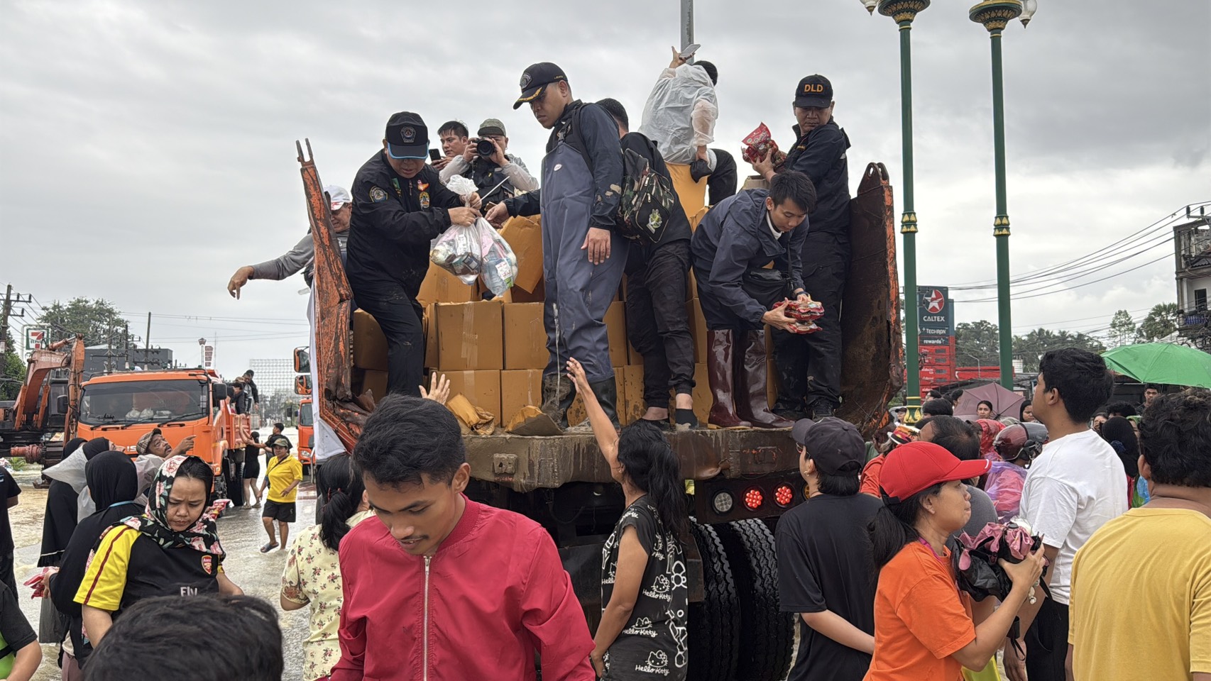 กรมปศุสัตว์ ลงพื้นที่ลุยน้ำท่วม ขนเสบียงยังชีพ และอาหารสุนัข แมว ส่งถึงผู้ประสบอุทกภัยจังหวัดสงขลา 10 S 18391235