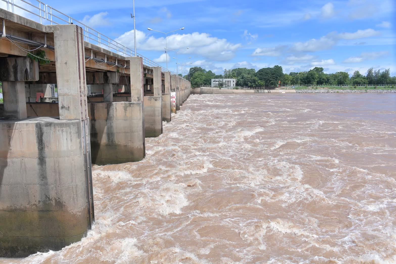 เขื่อนเจ้าพระยาคงระบาย 2,700 ลบ.ม./วินาที น้ำทะเลหนุน ทำน้ำระบายลงทะเลช้า 2 S 19316782