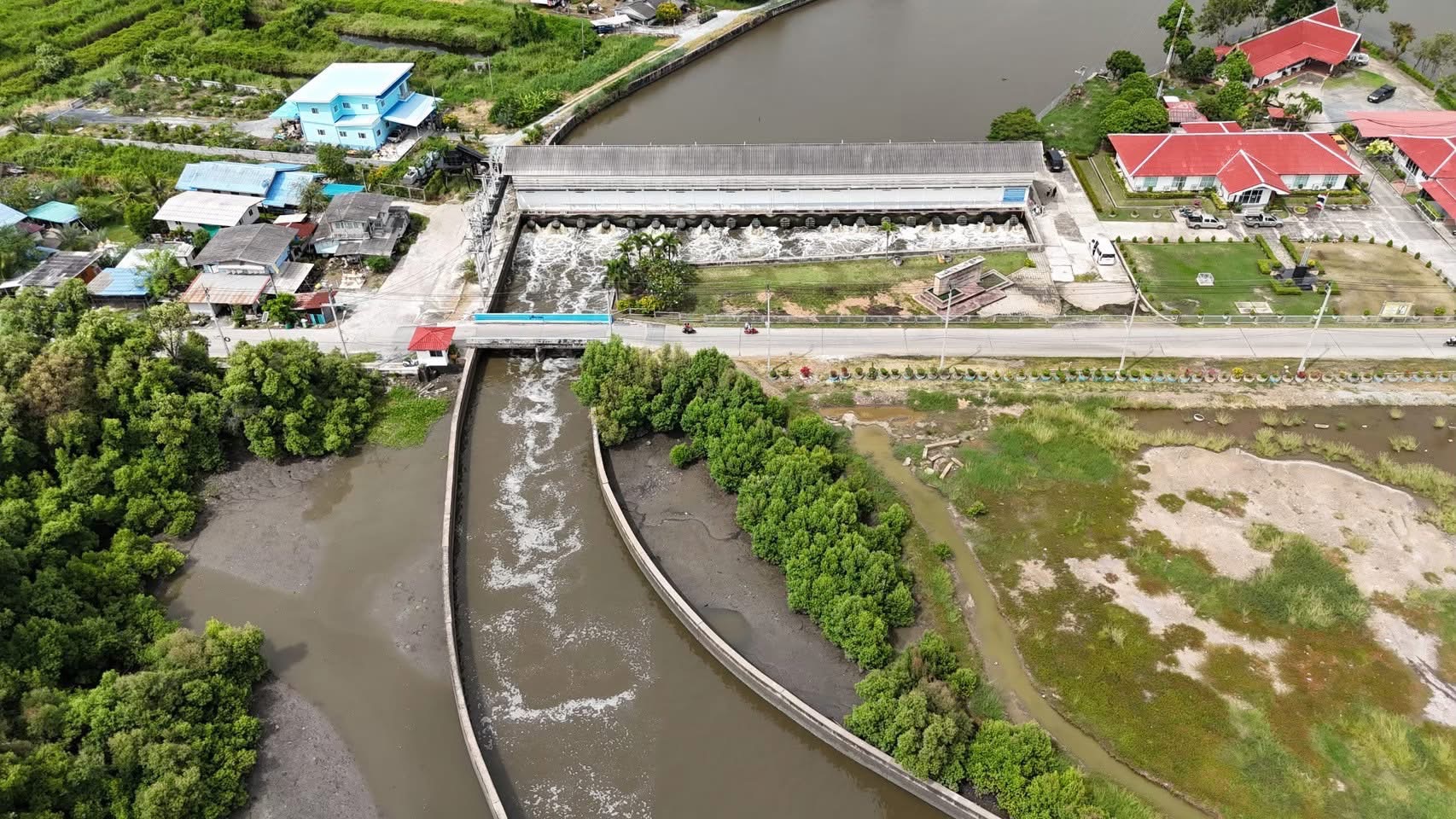 เขื่อนเจ้าพระยาคงระบาย 2,700 ลบ.ม./วินาที น้ำทะเลหนุน ทำน้ำระบายลงทะเลช้า 5 S 19316785