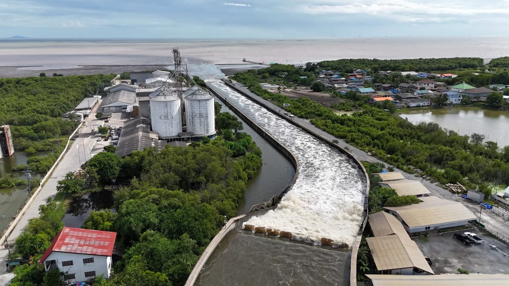 เขื่อนเจ้าพระยาคงระบาย 2,700 ลบ.ม./วินาที น้ำทะเลหนุน ทำน้ำระบายลงทะเลช้า 7 S 19316787