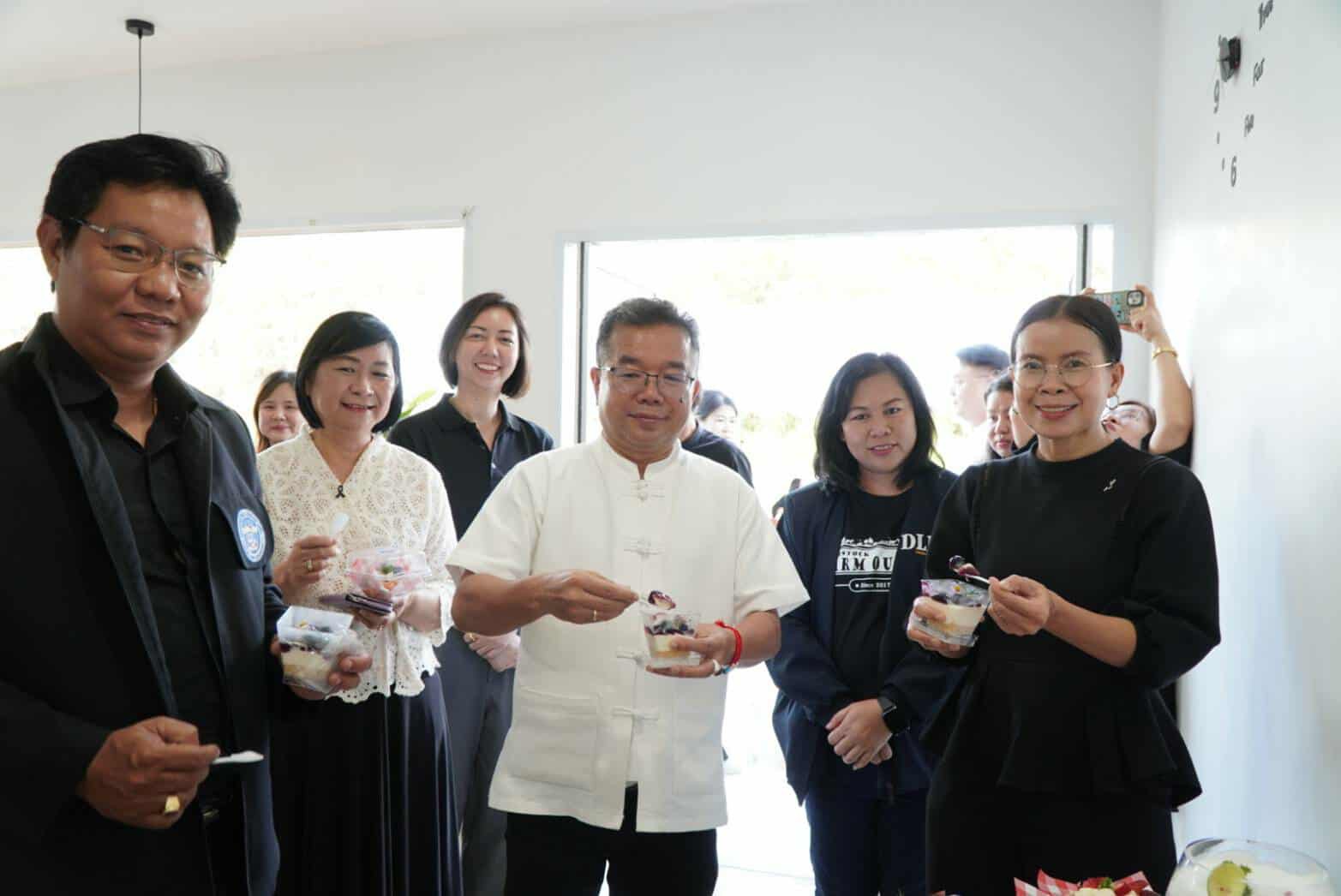 กรมปศุสัตว์ เปิดตัวยิ่งใหญ่ “ร้านนมหน้าฟาร์ม by สหกรณ์โคนมเชียงใหม่” ชูผลิตภัณฑ์นมโคไทย 100% สร้างมูลค่าเพิ่ม กระตุ้นเศรษฐกิจชุมชน 6 S 19595512