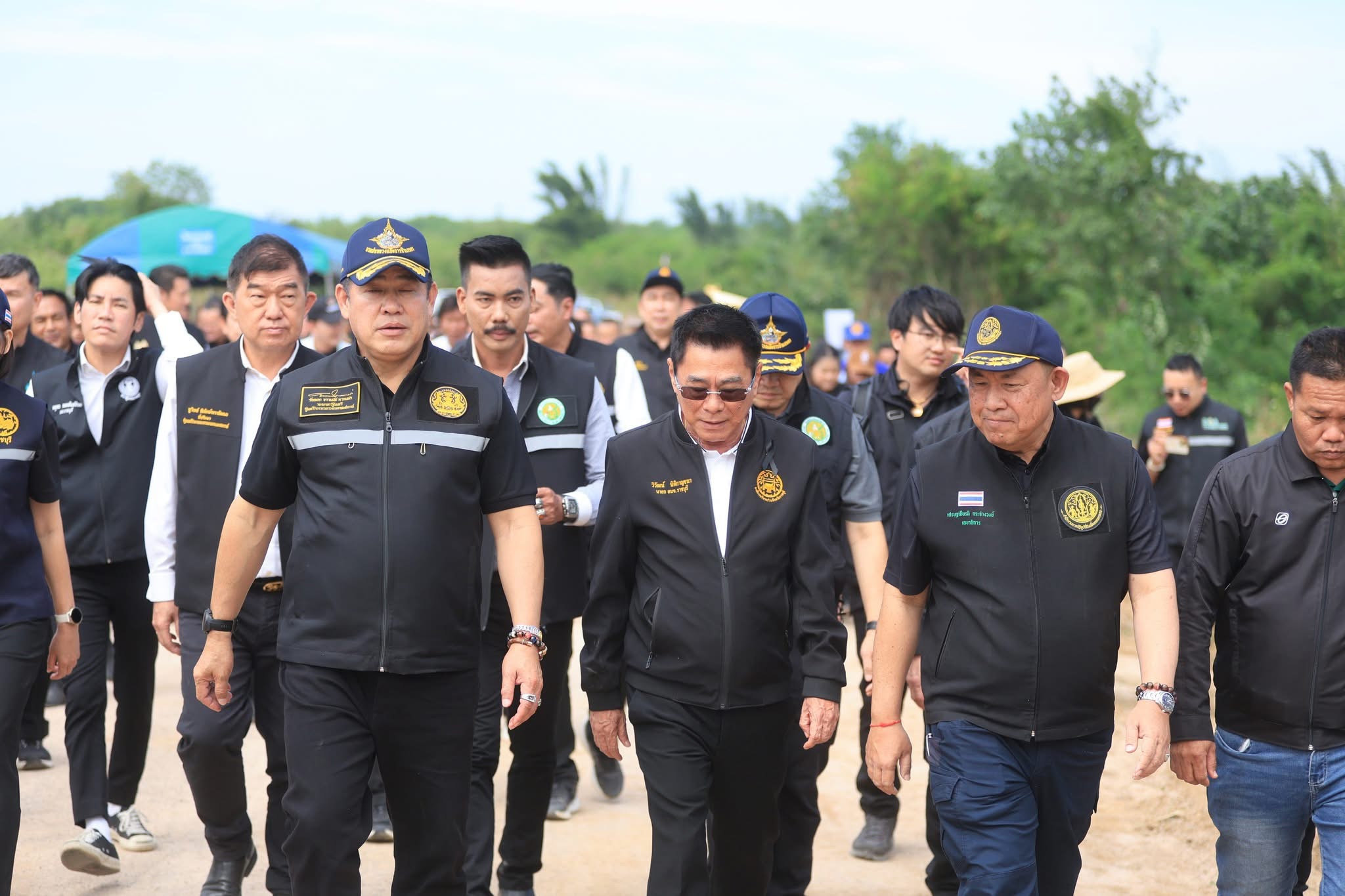 รมว.ธรรมนัส ประกาศสงครามยึดคืนที่ดิน ส.ป.ก.ราชบุรี นายทุนไม่คืน เจอ ม.44 ยึดคืนทุกแปลง จัดสรรใหม่ให้เกษตรกร ขยายผลทั่ว ปท. ซัด ล้ง–ผู้รับซื้อมะพร้าว อย่าเอาเปรียบเกษตรกร จ่อใช้ไม้แข็งจัดการ 4 S 19849363