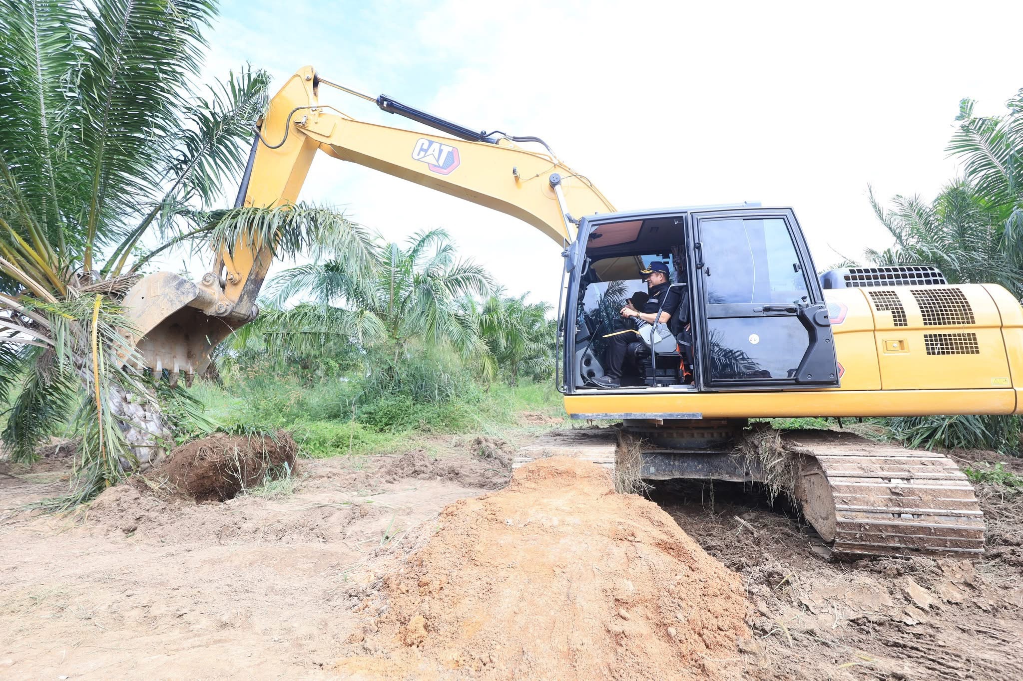 รมว.ธรรมนัส ประกาศสงครามยึดคืนที่ดิน ส.ป.ก.ราชบุรี นายทุนไม่คืน เจอ ม.44 ยึดคืนทุกแปลง จัดสรรใหม่ให้เกษตรกร ขยายผลทั่ว ปท. ซัด ล้ง–ผู้รับซื้อมะพร้าว อย่าเอาเปรียบเกษตรกร จ่อใช้ไม้แข็งจัดการ 5 S 19849365