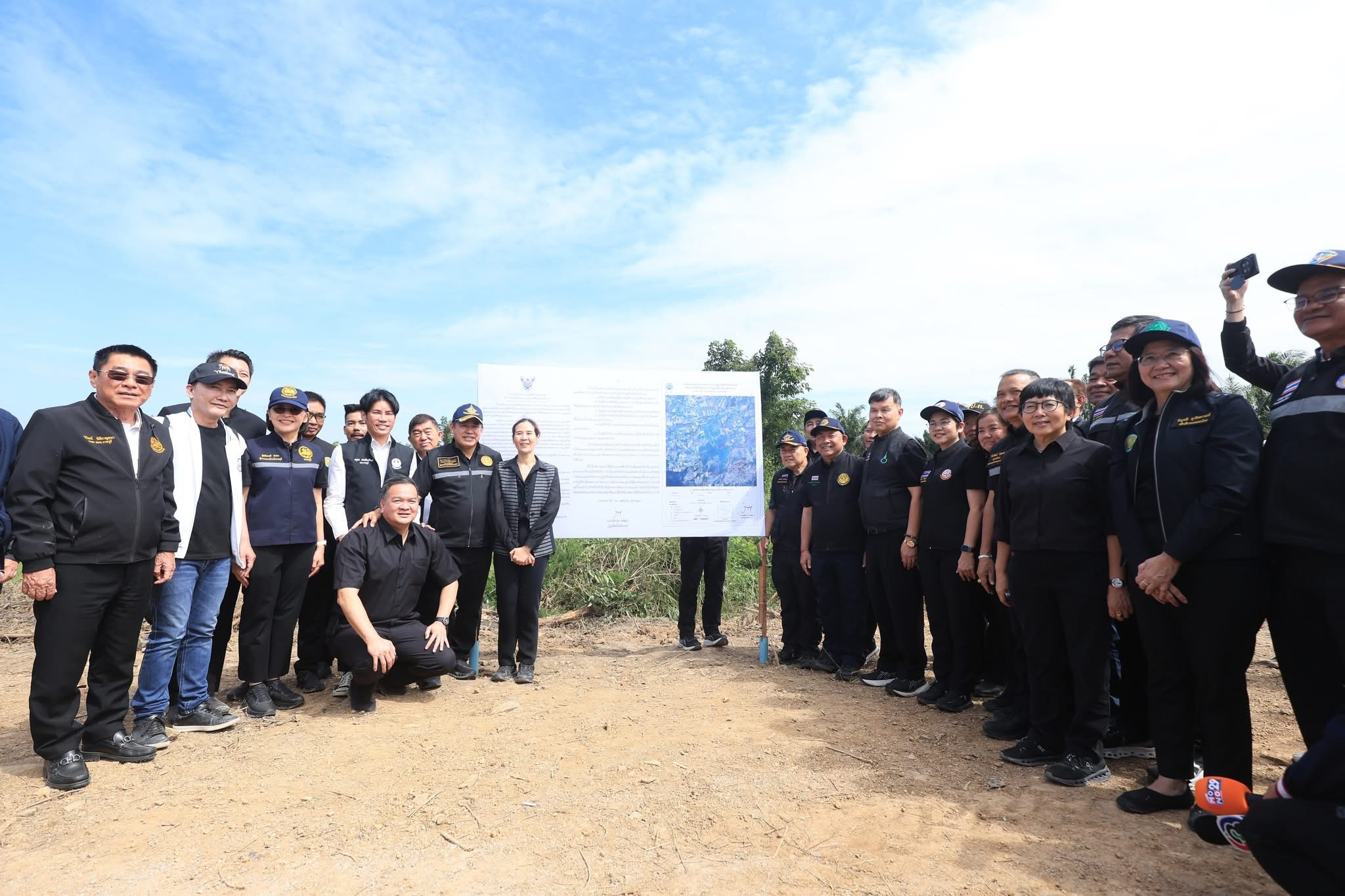 รมว.ธรรมนัส ประกาศสงครามยึดคืนที่ดิน ส.ป.ก.ราชบุรี นายทุนไม่คืน เจอ ม.44 ยึดคืนทุกแปลง จัดสรรใหม่ให้เกษตรกร ขยายผลทั่ว ปท. ซัด ล้ง–ผู้รับซื้อมะพร้าว อย่าเอาเปรียบเกษตรกร จ่อใช้ไม้แข็งจัดการ 6 S 19849366