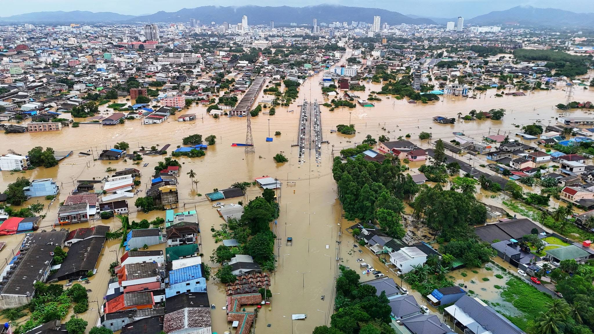 มหาอุทกภัยหาดใหญ่ทำเศรษฐกิจภาคใต้ติดลบ ความล้มเหลวในการจัดการภัยพิบัติขนาดใหญ่สะท้อนกลไกราชการมีปัญหา เร่งปฏิรูปกระบวนทัศน์จัดการภัยพิบัติแบบเชิงรุกหลังเผชิญภาวะโลกร้อน 3 S 20226702