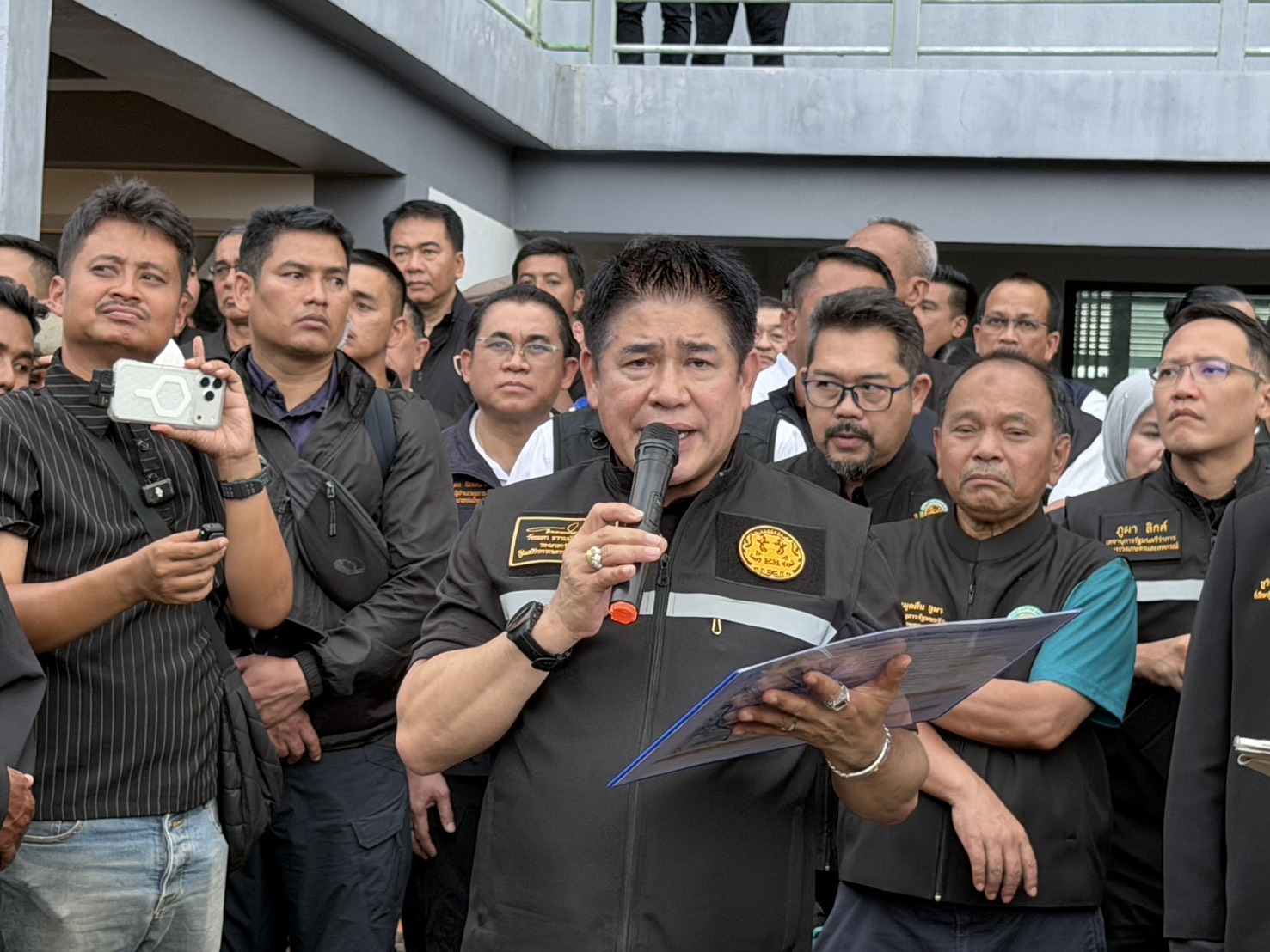 “รองนายกฯธรรมนัส“นำ”รมว.อรรถกร“ลุยสางปัญหาสนามกีฬาร้างค้างกว่า 10 ปี จ่อถก“คมนาคม”หาทางเดินหน้าก่อสร้างต่อให้เสร็จ ด้าน”อามินทร์”พูดแทนใจ “ขอทวงคืนพื้นที่กีฬาให้ชาว นราฯ” 2 S 2506959