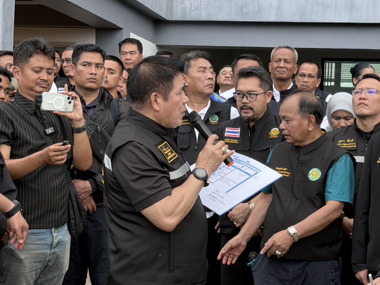 “รองนายกฯธรรมนัส“นำ”รมว.อรรถกร“ลุยสางปัญหาสนามกีฬาร้างค้างกว่า 10 ปี จ่อถก“คมนาคม”หาทางเดินหน้าก่อสร้างต่อให้เสร็จ ด้าน”อามินทร์”พูดแทนใจ “ขอทวงคืนพื้นที่กีฬาให้ชาว นราฯ” 3 S 2506964