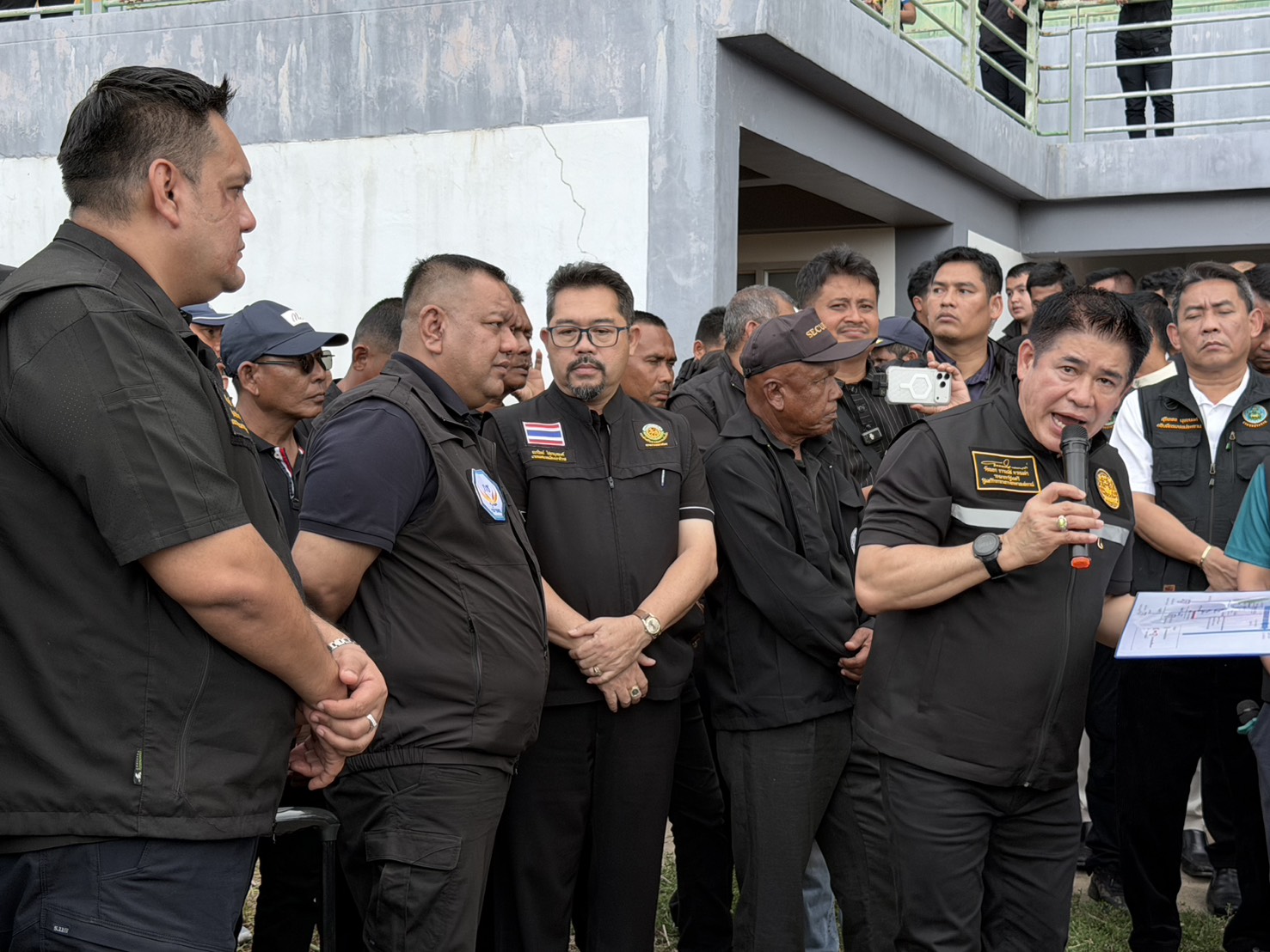 “รองนายกฯธรรมนัส“นำ”รมว.อรรถกร“ลุยสางปัญหาสนามกีฬาร้างค้างกว่า 10 ปี จ่อถก“คมนาคม”หาทางเดินหน้าก่อสร้างต่อให้เสร็จ ด้าน”อามินทร์”พูดแทนใจ “ขอทวงคืนพื้นที่กีฬาให้ชาว นราฯ” 4 S 2506973