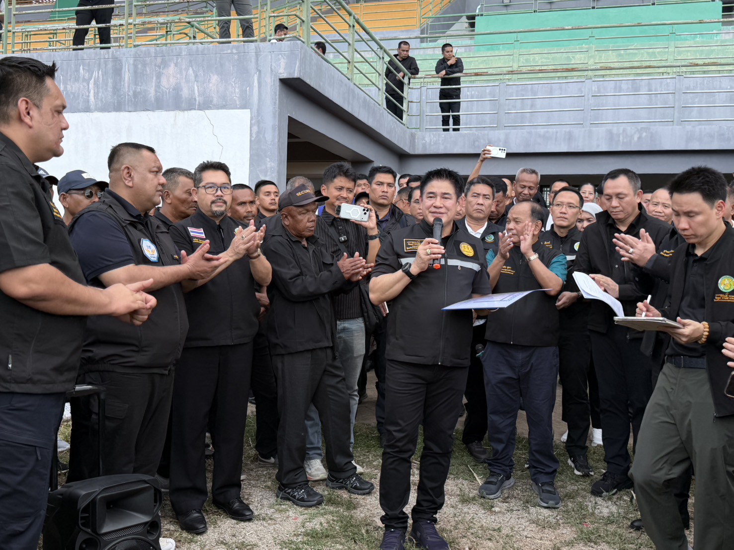 “รองนายกฯธรรมนัส“นำ”รมว.อรรถกร“ลุยสางปัญหาสนามกีฬาร้างค้างกว่า 10 ปี จ่อถก“คมนาคม”หาทางเดินหน้าก่อสร้างต่อให้เสร็จ ด้าน”อามินทร์”พูดแทนใจ “ขอทวงคืนพื้นที่กีฬาให้ชาว นราฯ” 6 S 2506978