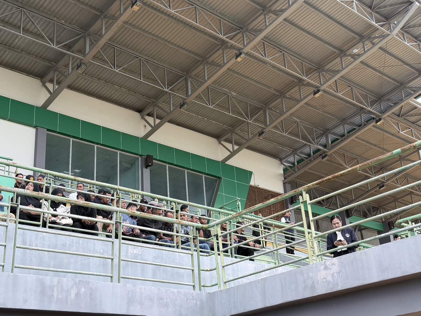 “รองนายกฯธรรมนัส“นำ”รมว.อรรถกร“ลุยสางปัญหาสนามกีฬาร้างค้างกว่า 10 ปี จ่อถก“คมนาคม”หาทางเดินหน้าก่อสร้างต่อให้เสร็จ ด้าน”อามินทร์”พูดแทนใจ “ขอทวงคืนพื้นที่กีฬาให้ชาว นราฯ” 7 S 2506990