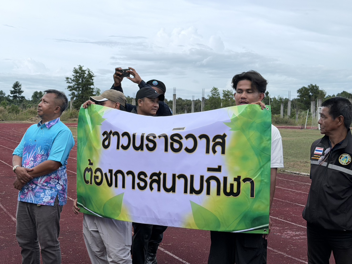 “รองนายกฯธรรมนัส“นำ”รมว.อรรถกร“ลุยสางปัญหาสนามกีฬาร้างค้างกว่า 10 ปี จ่อถก“คมนาคม”หาทางเดินหน้าก่อสร้างต่อให้เสร็จ ด้าน”อามินทร์”พูดแทนใจ “ขอทวงคืนพื้นที่กีฬาให้ชาว นราฯ” 8 S 2506995