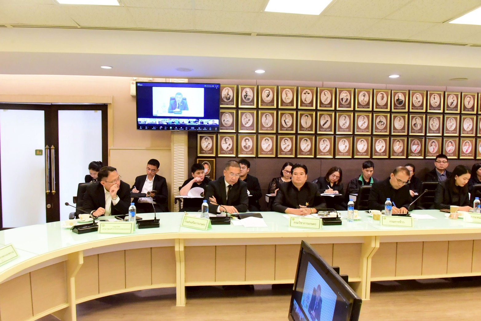 ปลัดเกษตรฯ สั่งหน่วยงานในสังกัดเดินหน้าช่วยอุทกภัยใต้ ย้ำ “รวดเร็ว ถูกต้อง เข้าถึงทุกครัวเรือน” เตรียมมาตรการเยียวยาครัวเรือนละ 3,000 บาท เร่งฟื้นฟูหลังน้ำลด 4 S 25133181