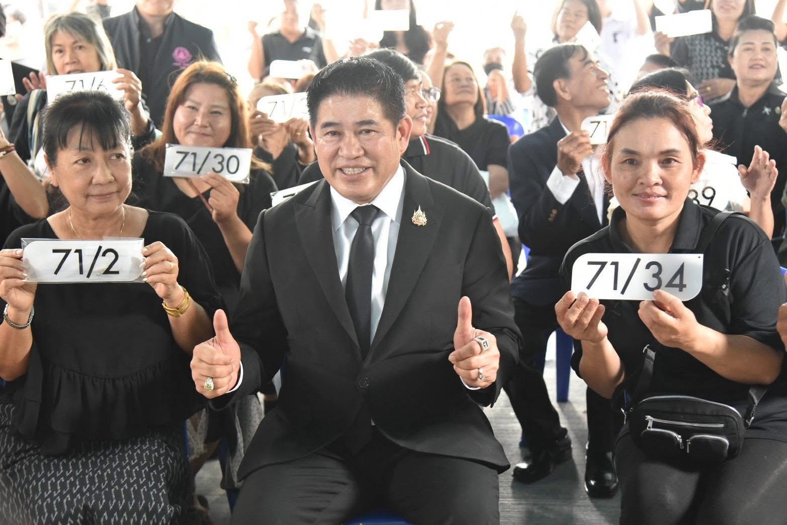 รองนายกฯธรรมนัส–รมว.อัครา“ลุยปากเกร็ด แจกบ้านมั่นคง 59 หลัง ปลุกพลังคนจน ลั่น ‘รักคนฐานราก’ เดินหน้ามอบของขวัญปีใหม่ แก้กฎ–ลดดอก–เพิ่มงบ ยกระดับชีวิตผู้มีรายได้น้อยทั่ว ปท. 2 S 2965633