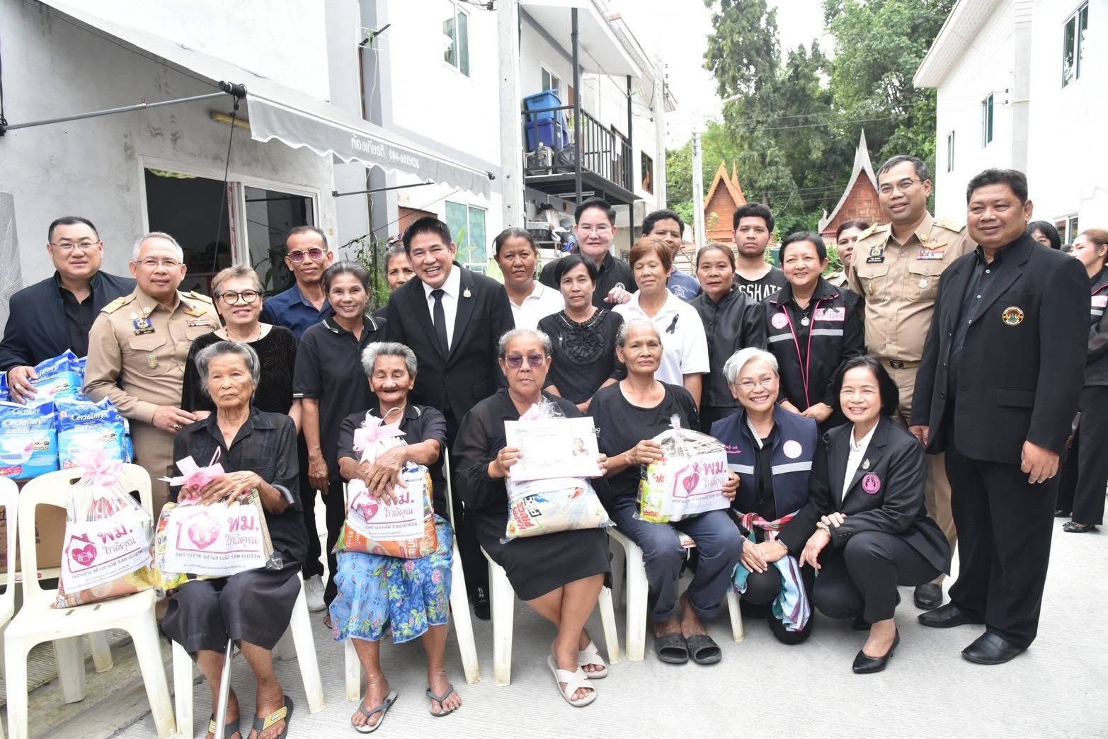 รองนายกฯธรรมนัส–รมว.อัครา“ลุยปากเกร็ด แจกบ้านมั่นคง 59 หลัง ปลุกพลังคนจน ลั่น ‘รักคนฐานราก’ เดินหน้ามอบของขวัญปีใหม่ แก้กฎ–ลดดอก–เพิ่มงบ ยกระดับชีวิตผู้มีรายได้น้อยทั่ว ปท. 3 S 2965640