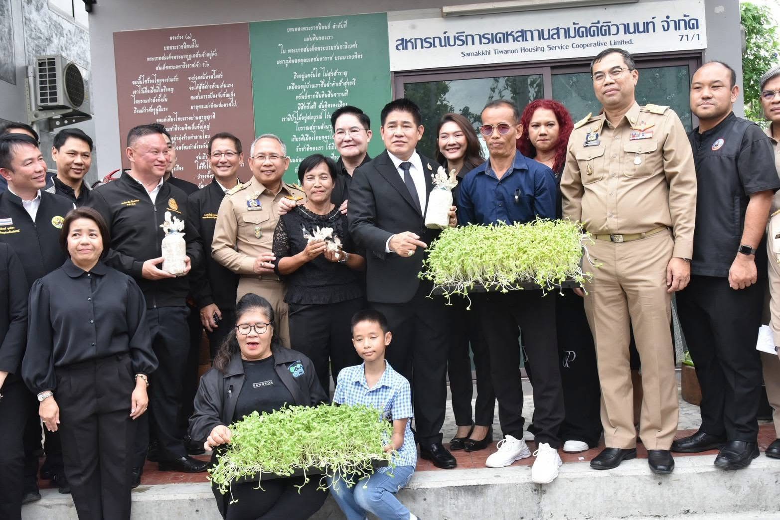 รองนายกฯธรรมนัส–รมว.อัครา“ลุยปากเกร็ด แจกบ้านมั่นคง 59 หลัง ปลุกพลังคนจน ลั่น ‘รักคนฐานราก’ เดินหน้ามอบของขวัญปีใหม่ แก้กฎ–ลดดอก–เพิ่มงบ ยกระดับชีวิตผู้มีรายได้น้อยทั่ว ปท. 4 S 2965644