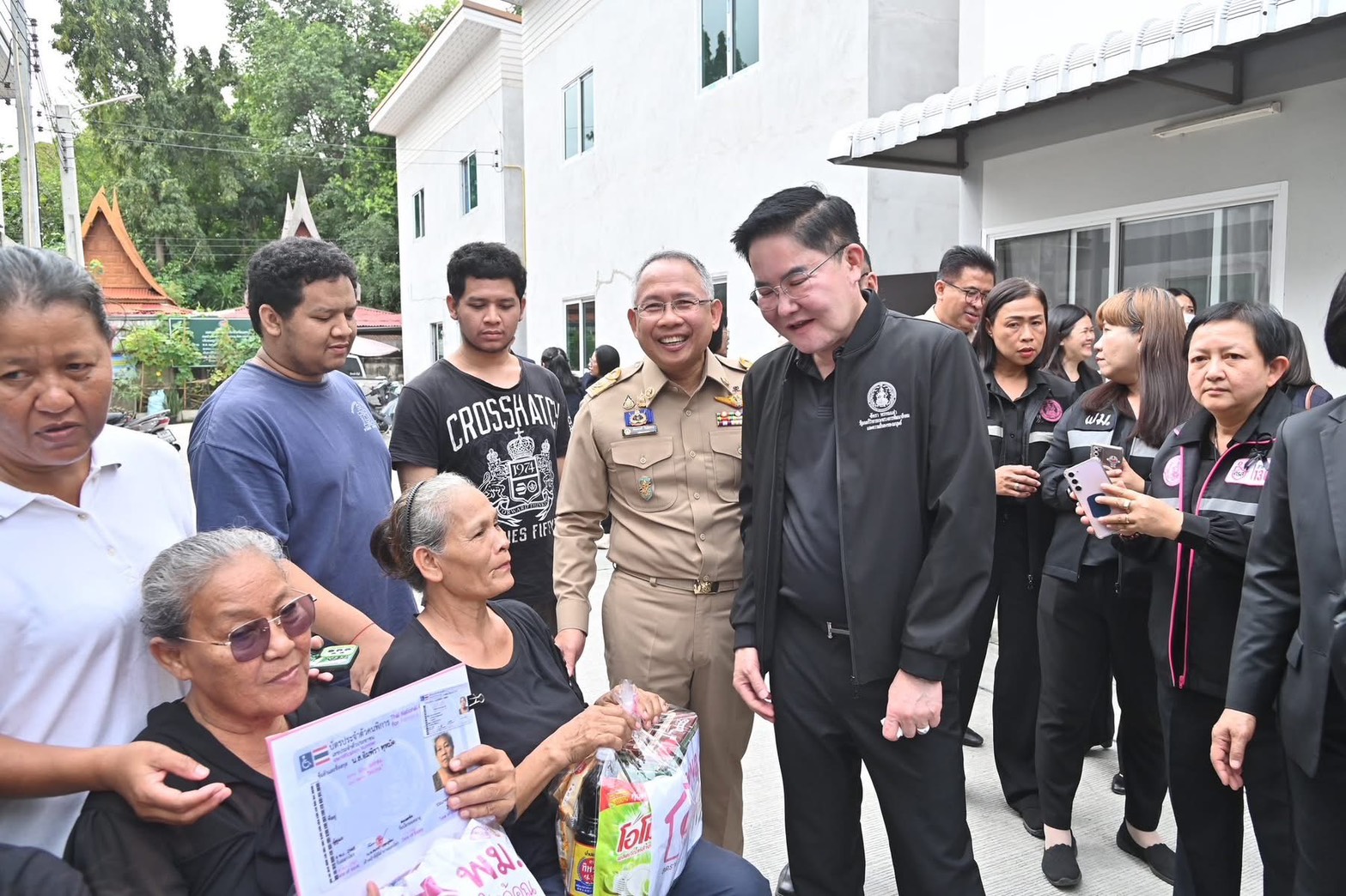 รองนายกฯธรรมนัส–รมว.อัครา“ลุยปากเกร็ด แจกบ้านมั่นคง 59 หลัง ปลุกพลังคนจน ลั่น ‘รักคนฐานราก’ เดินหน้ามอบของขวัญปีใหม่ แก้กฎ–ลดดอก–เพิ่มงบ ยกระดับชีวิตผู้มีรายได้น้อยทั่ว ปท. 5 S 2965647