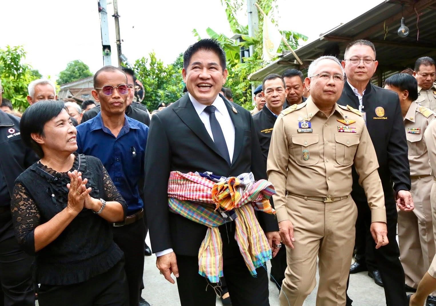 รองนายกฯธรรมนัส–รมว.อัครา“ลุยปากเกร็ด แจกบ้านมั่นคง 59 หลัง ปลุกพลังคนจน ลั่น ‘รักคนฐานราก’ เดินหน้ามอบของขวัญปีใหม่ แก้กฎ–ลดดอก–เพิ่มงบ ยกระดับชีวิตผู้มีรายได้น้อยทั่ว ปท. 7 S 2965654 1