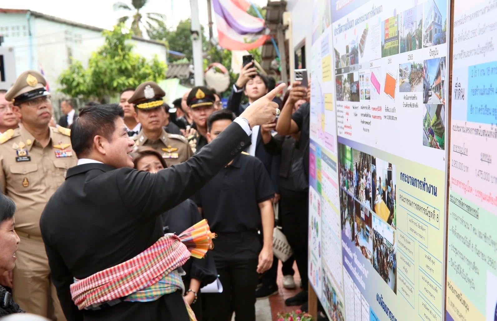 รองนายกฯธรรมนัส–รมว.อัครา“ลุยปากเกร็ด แจกบ้านมั่นคง 59 หลัง ปลุกพลังคนจน ลั่น ‘รักคนฐานราก’ เดินหน้ามอบของขวัญปีใหม่ แก้กฎ–ลดดอก–เพิ่มงบ ยกระดับชีวิตผู้มีรายได้น้อยทั่ว ปท. 8 S 2965666