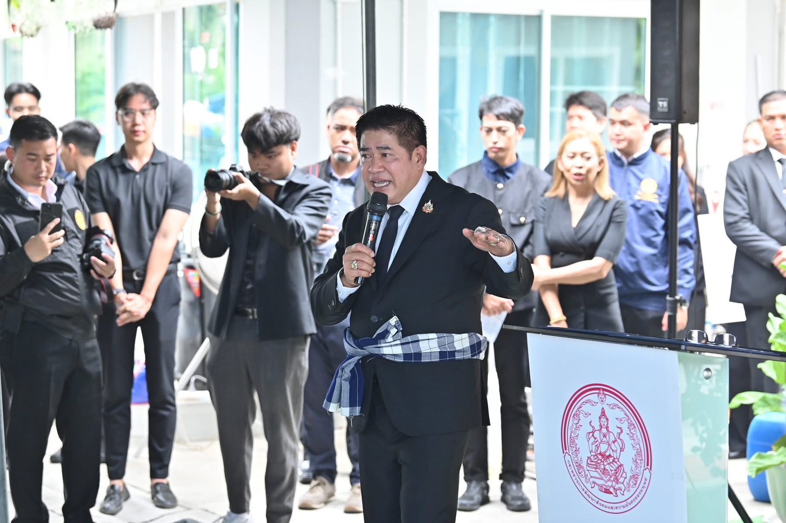 รองนายกฯธรรมนัส–รมว.อัครา“ลุยปากเกร็ด แจกบ้านมั่นคง 59 หลัง ปลุกพลังคนจน ลั่น ‘รักคนฐานราก’ เดินหน้ามอบของขวัญปีใหม่ แก้กฎ–ลดดอก–เพิ่มงบ ยกระดับชีวิตผู้มีรายได้น้อยทั่ว ปท. 9 S 2965676