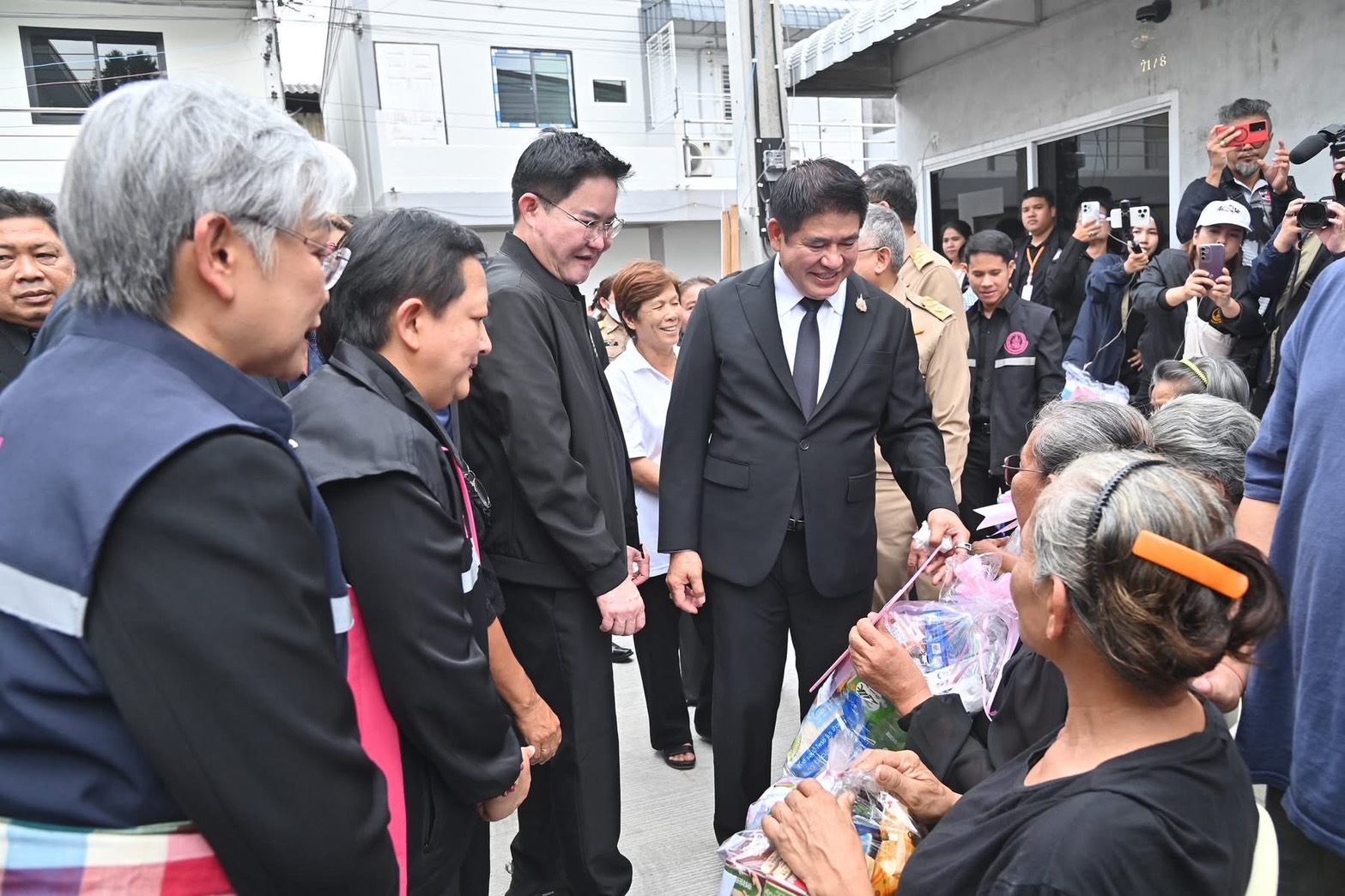 รองนายกฯธรรมนัส–รมว.อัครา“ลุยปากเกร็ด แจกบ้านมั่นคง 59 หลัง ปลุกพลังคนจน ลั่น ‘รักคนฐานราก’ เดินหน้ามอบของขวัญปีใหม่ แก้กฎ–ลดดอก–เพิ่มงบ ยกระดับชีวิตผู้มีรายได้น้อยทั่ว ปท. 10 S 2965681