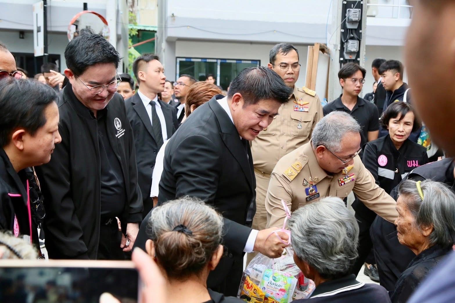 รองนายกฯธรรมนัส–รมว.อัครา“ลุยปากเกร็ด แจกบ้านมั่นคง 59 หลัง ปลุกพลังคนจน ลั่น ‘รักคนฐานราก’ เดินหน้ามอบของขวัญปีใหม่ แก้กฎ–ลดดอก–เพิ่มงบ ยกระดับชีวิตผู้มีรายได้น้อยทั่ว ปท. 11 S 2965686