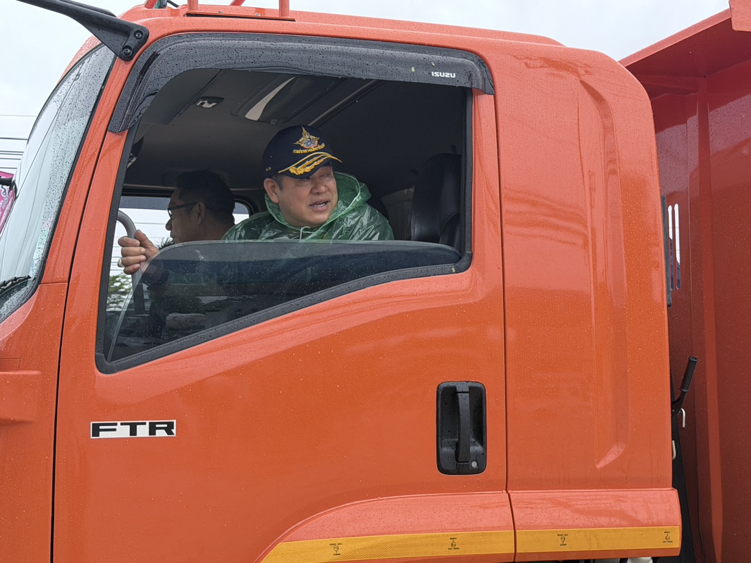 “รองนายกฯ ธรรมนัส”ลุย วิกฤตน้ำท่วมหาดใหญ่ สั่ง เร่งระบายน้ำลงทะเลสาบสงขลา พร้อมตั้งโรงครัวดูแล ปชช.กว่าหมื่นชีวิต - สัตว์เลี้ยงไม่ให้ขาดอาหาร ย้ำ นายกฯอนุทิน ไม่ทอดทิ้ง ปชช. 8 S 3227816 0